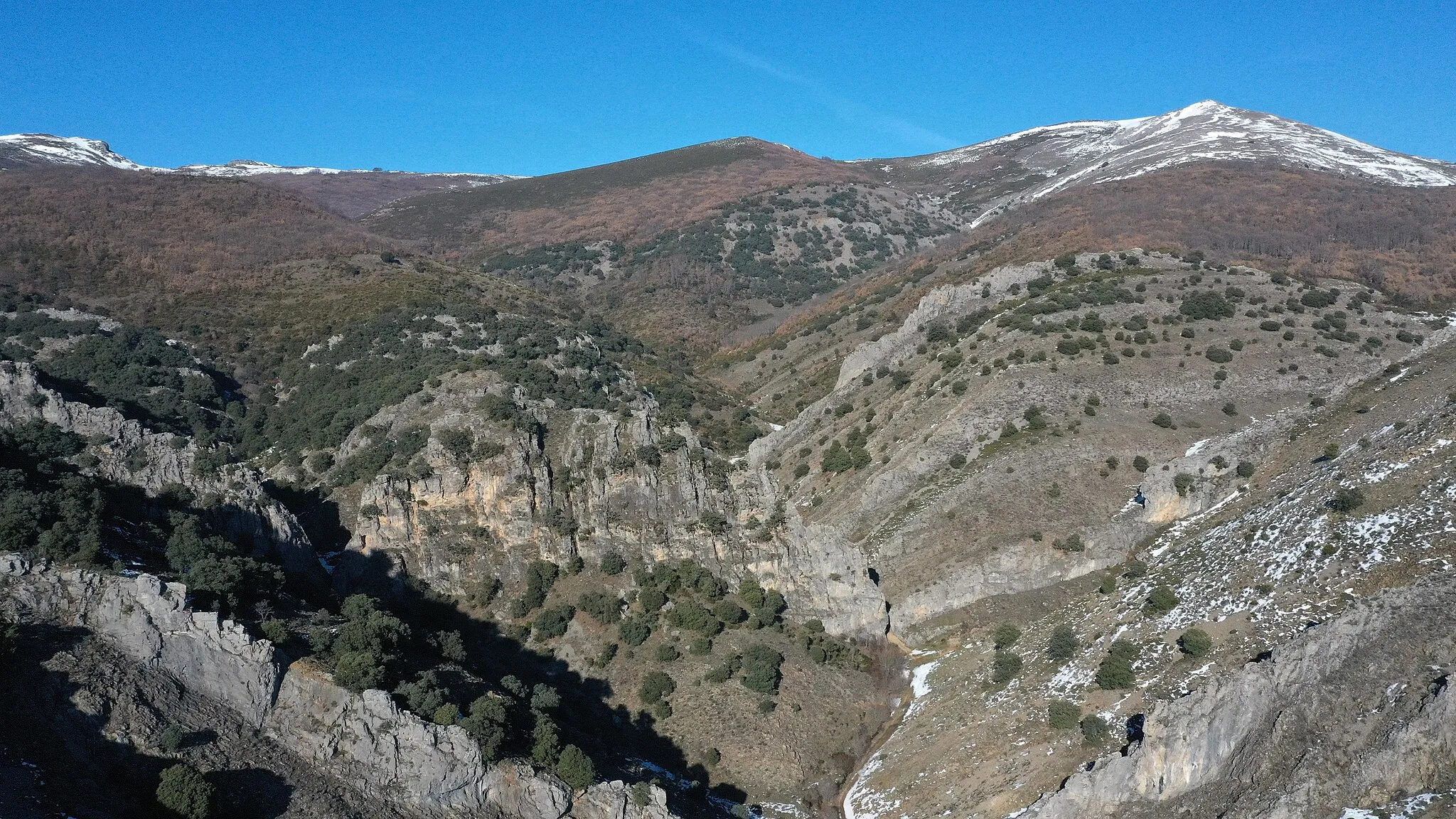 Photo showing: Montaña leonesa hacia el norte de Olleros de Alba, La Robla (León, España). Se ven encinares (Quercus ilex) y melojares (Q. pyrenaica).