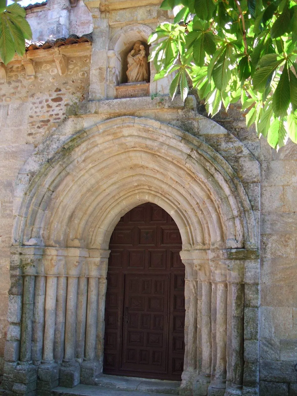 Photo showing: Portada de estilo cisterciense de la iglesia del Monasterio trapense de Santa María de Carrizo, en Carrizo de la Ribera (León)