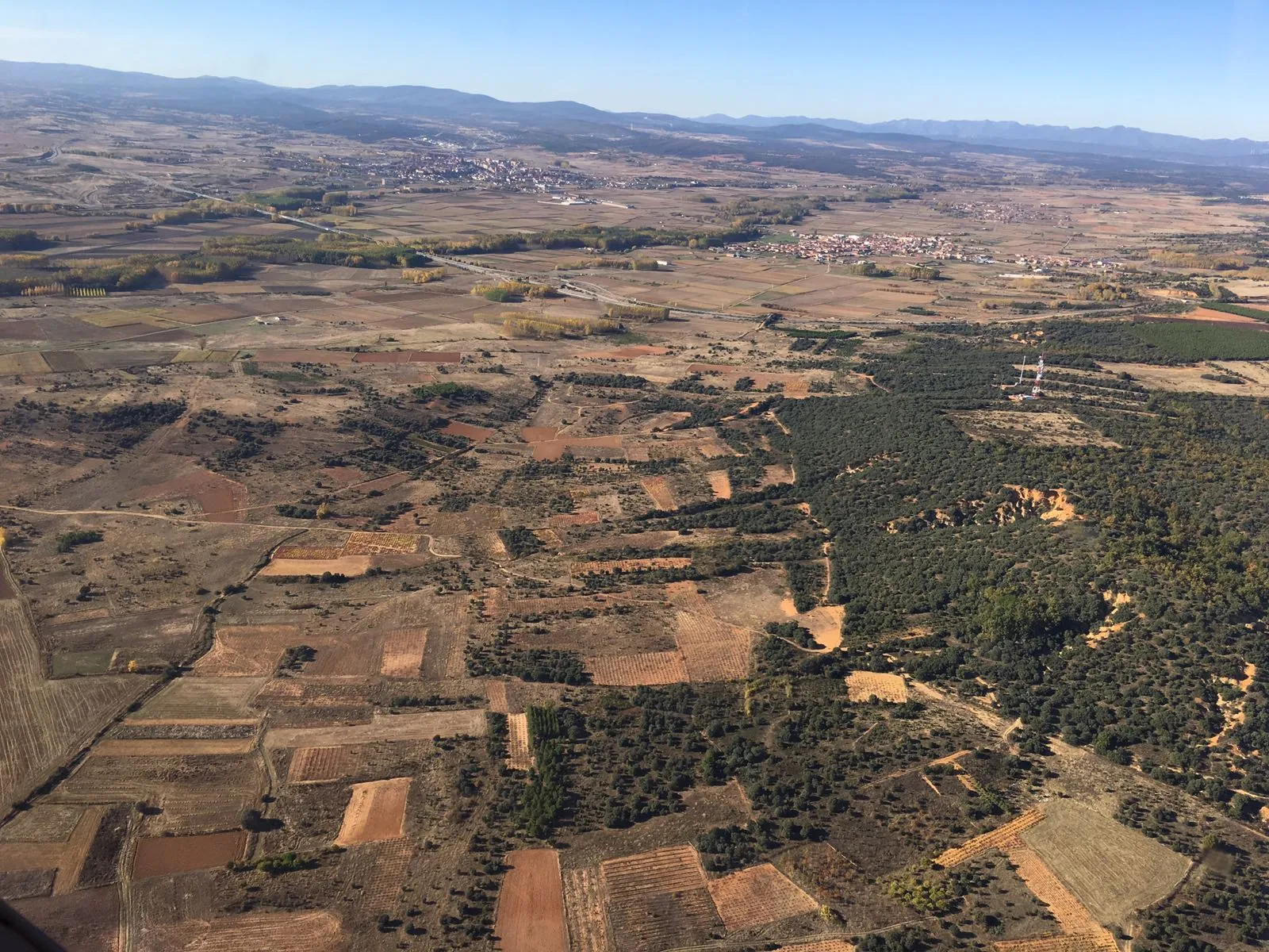 Photo showing: Vista aérea de San Justo de la Vega (León, España). Al fondo, la ciudad de Astorga.