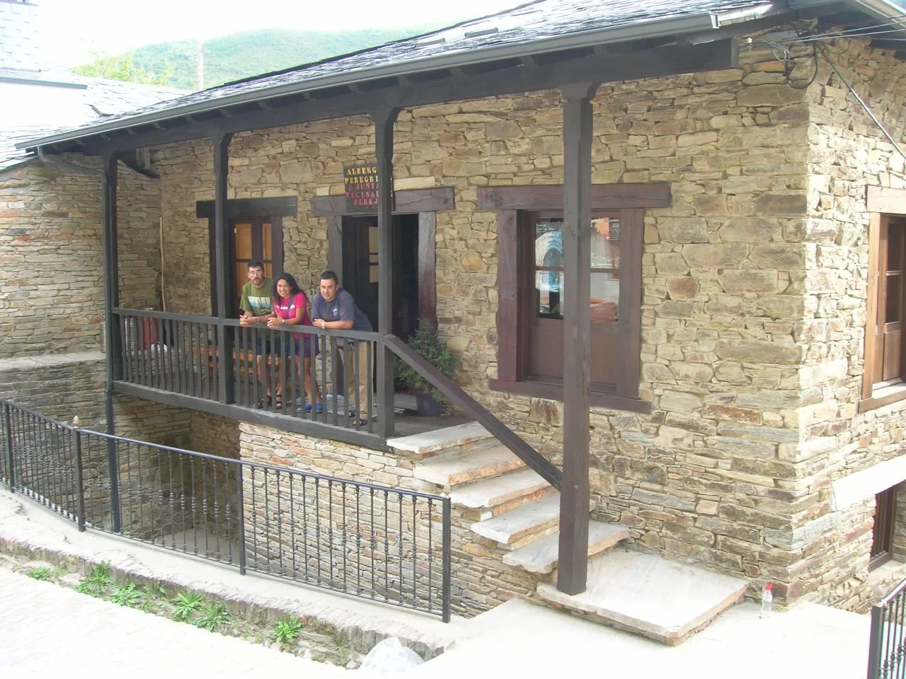 Photo showing: Albergue de peregrinos de Pereje, en la Sierra de Los Ancares, que todavía conserva el trazado medieval del Camino en su Calle Mayor.
Vuela hasta esta localización

Necesitas el programa Google Earth