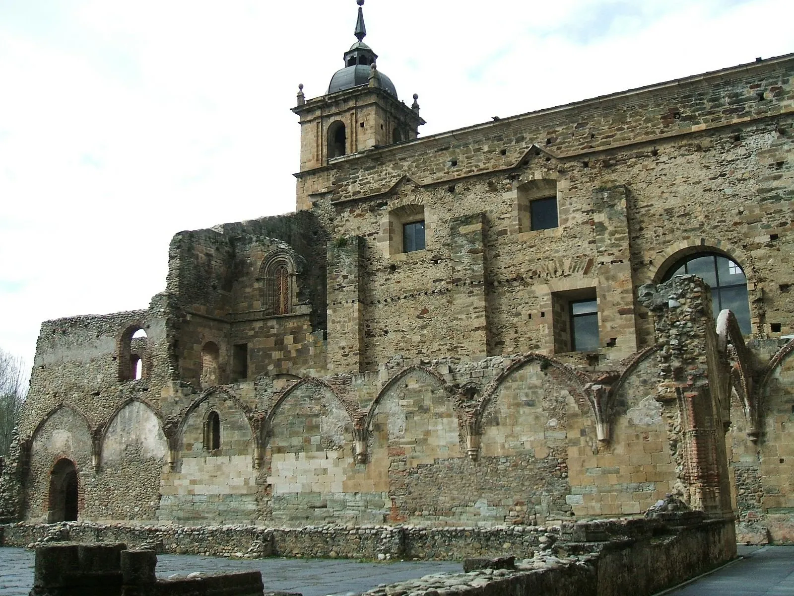 Photo showing: Ruinas del claustro reglar del es:Monasterio de Santa María de Carracedo, en Carracedo del Monasterio, León, España