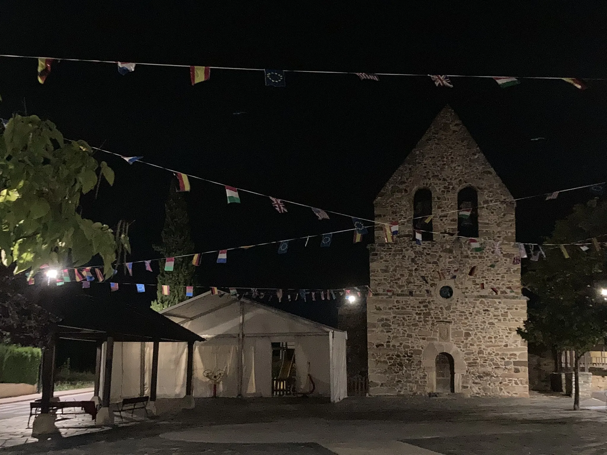 Photo showing: Parroquia de San Pedro Apóstol, en la Plaza Mayor de Magaz de Arriba