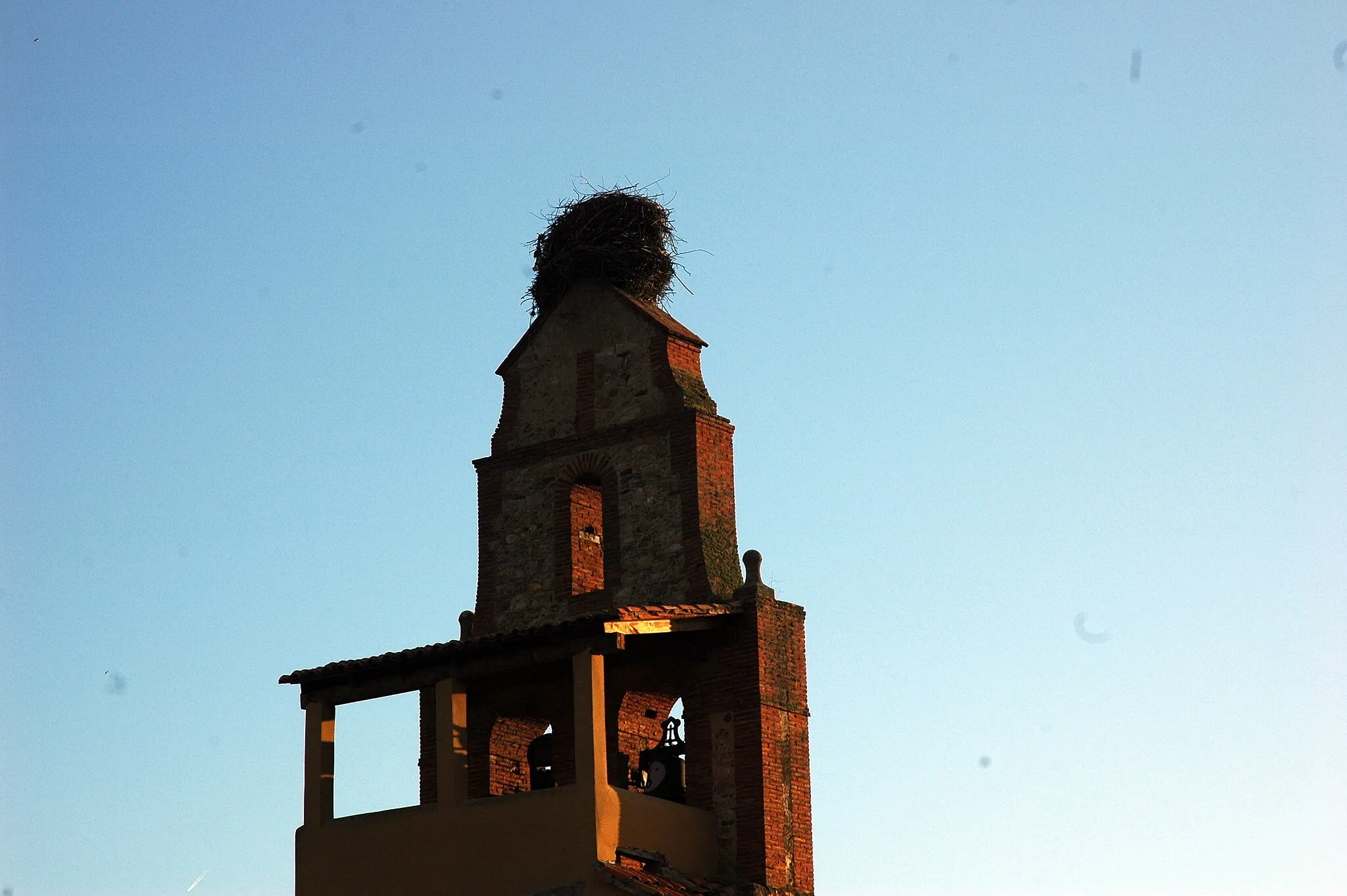 Photo showing: Campanario de la Iglesia de Santiago del Molinillo, al atardecer de un dia de primavera. Destaca el nido de Cigueña, que no falta en cada iglesia de los pueblos de España