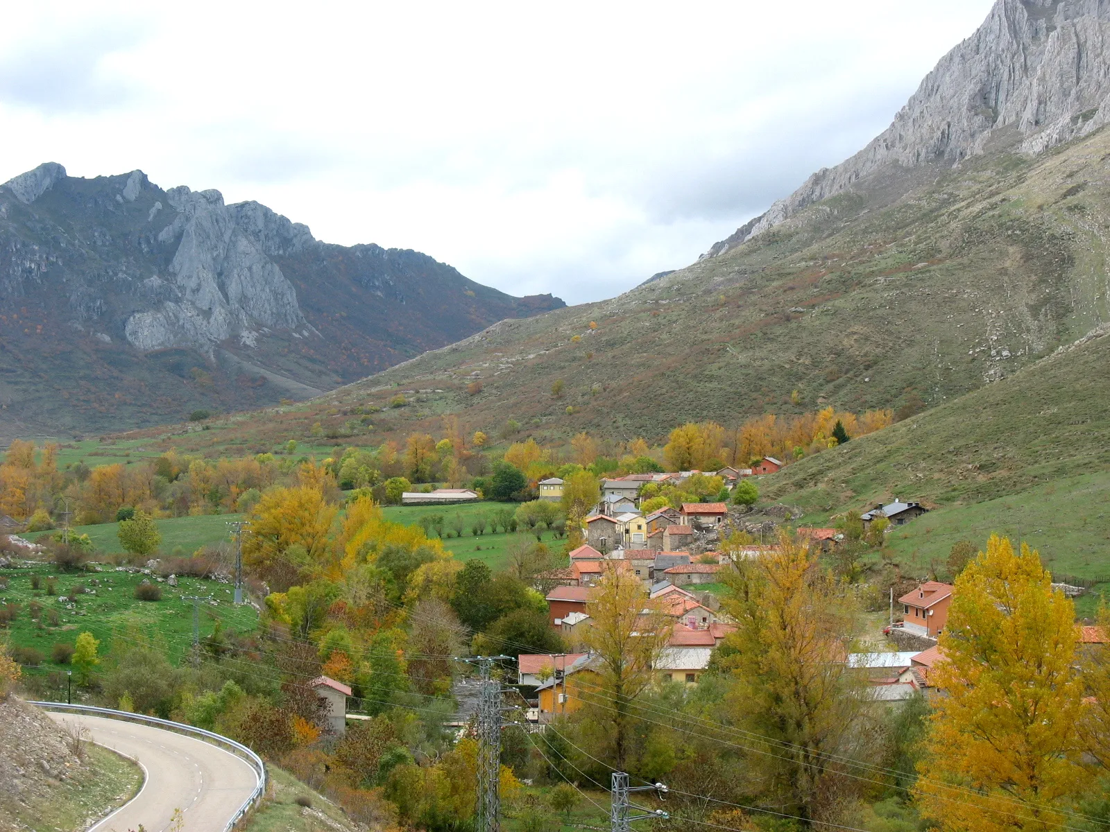 Photo showing: Caldas de Luna (Sena de Luna, León, España). Imagen tomada desde el área de servicio More-Caldas de Luna de la AP-66.