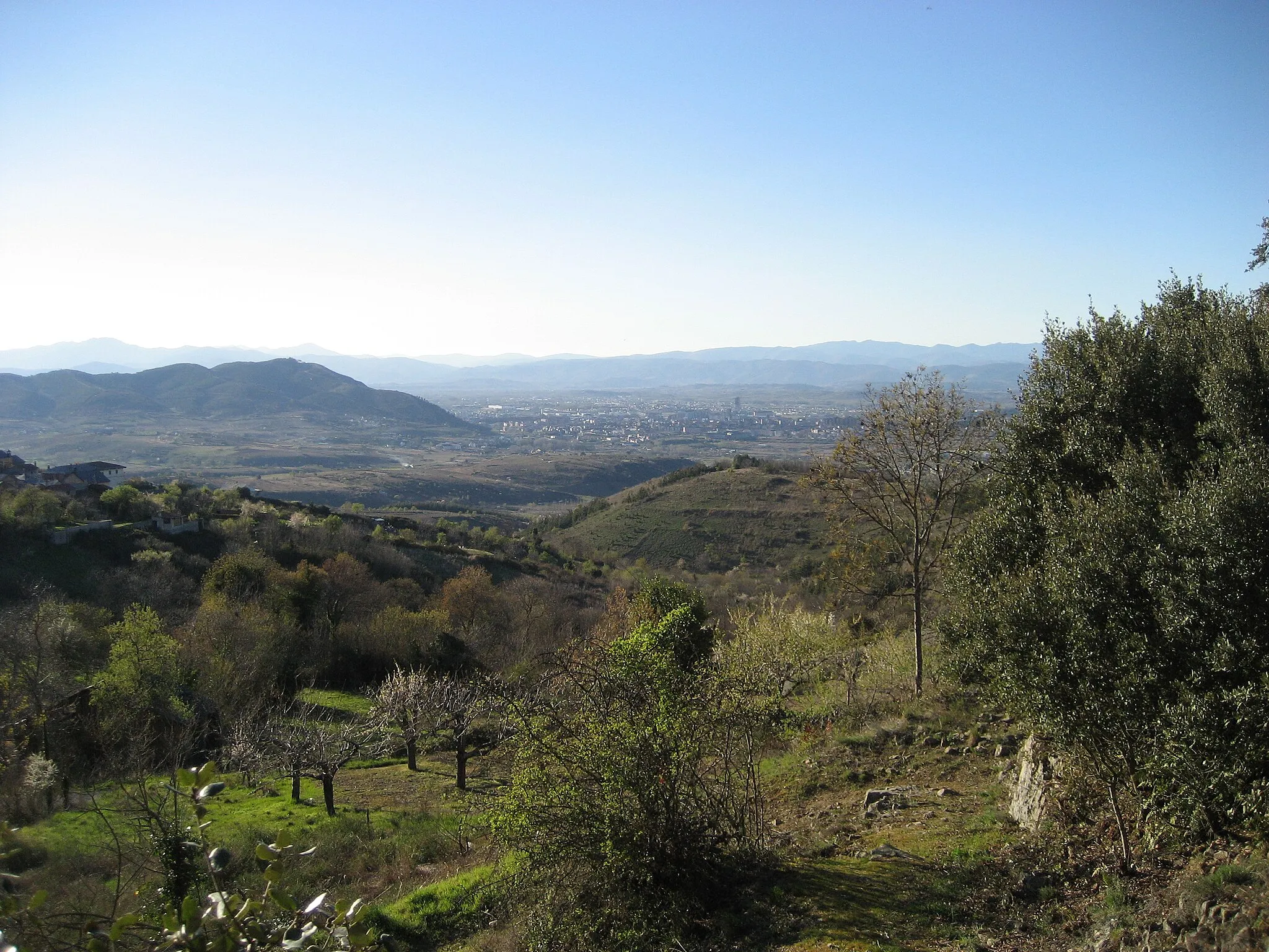 Photo showing: Vista de la ciudad de Ponferrada y de parte de la comarca del Bierzo Bajo desde el pueblo de Lombillo de Los Barrios (Municipio de Ponferrada)