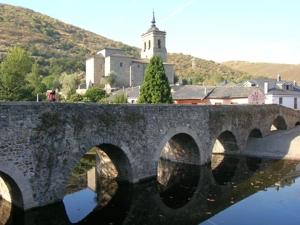 Photo showing: Puente románico sobre el río Meruelo.