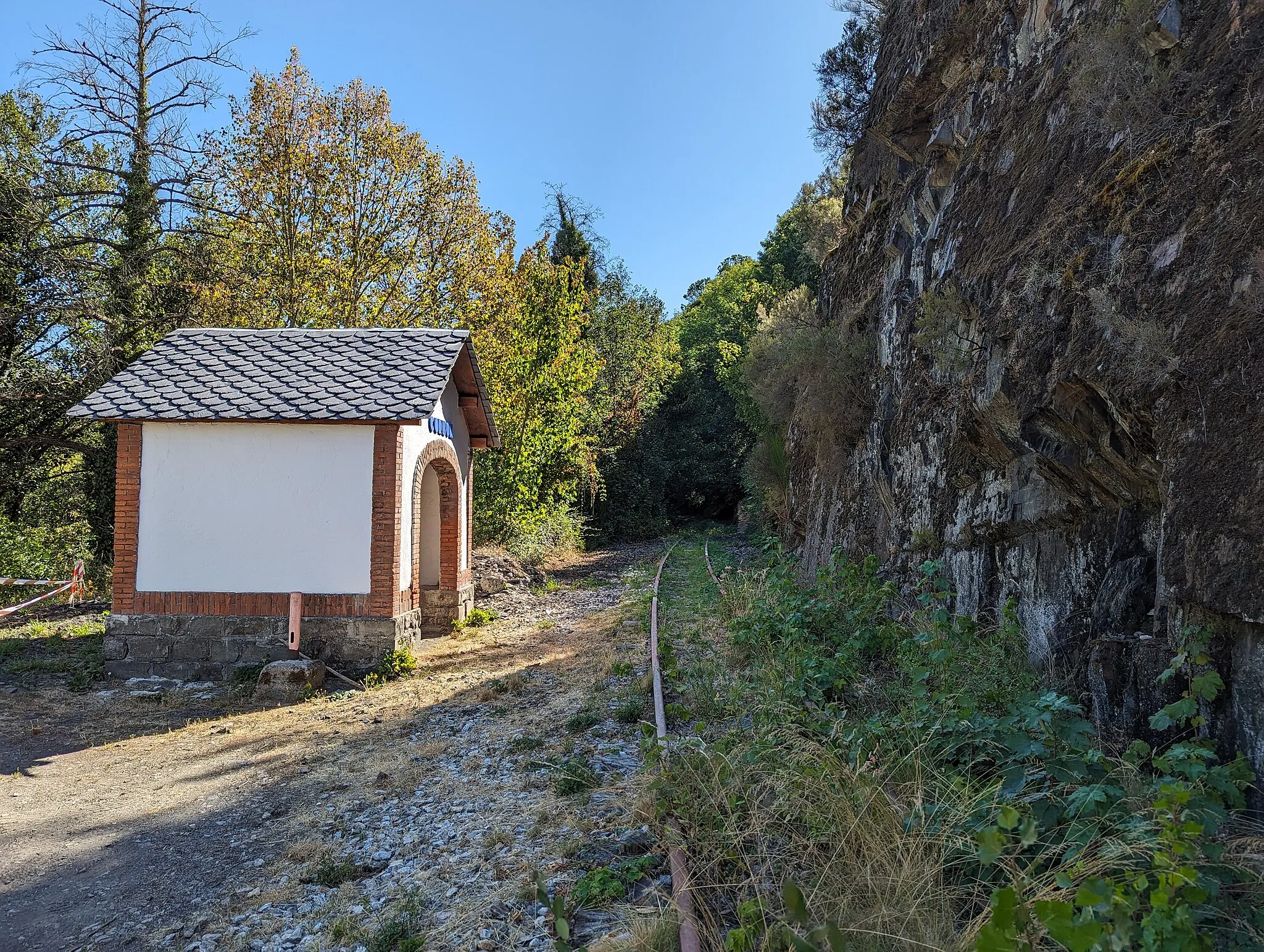 Photo showing: Antiguo apeadero ferroviario en Corbón del Sil (León, España).