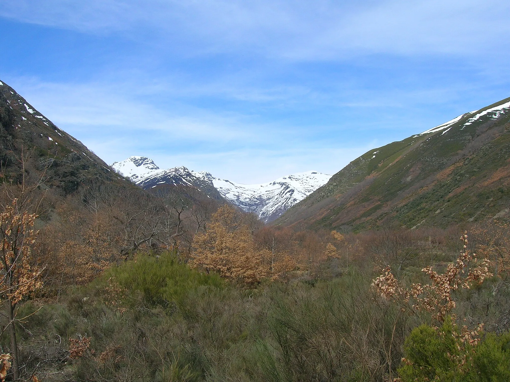 Photo showing: Vista del valle de Burbia desde este precioso pueblo de montaña en los Ancares.