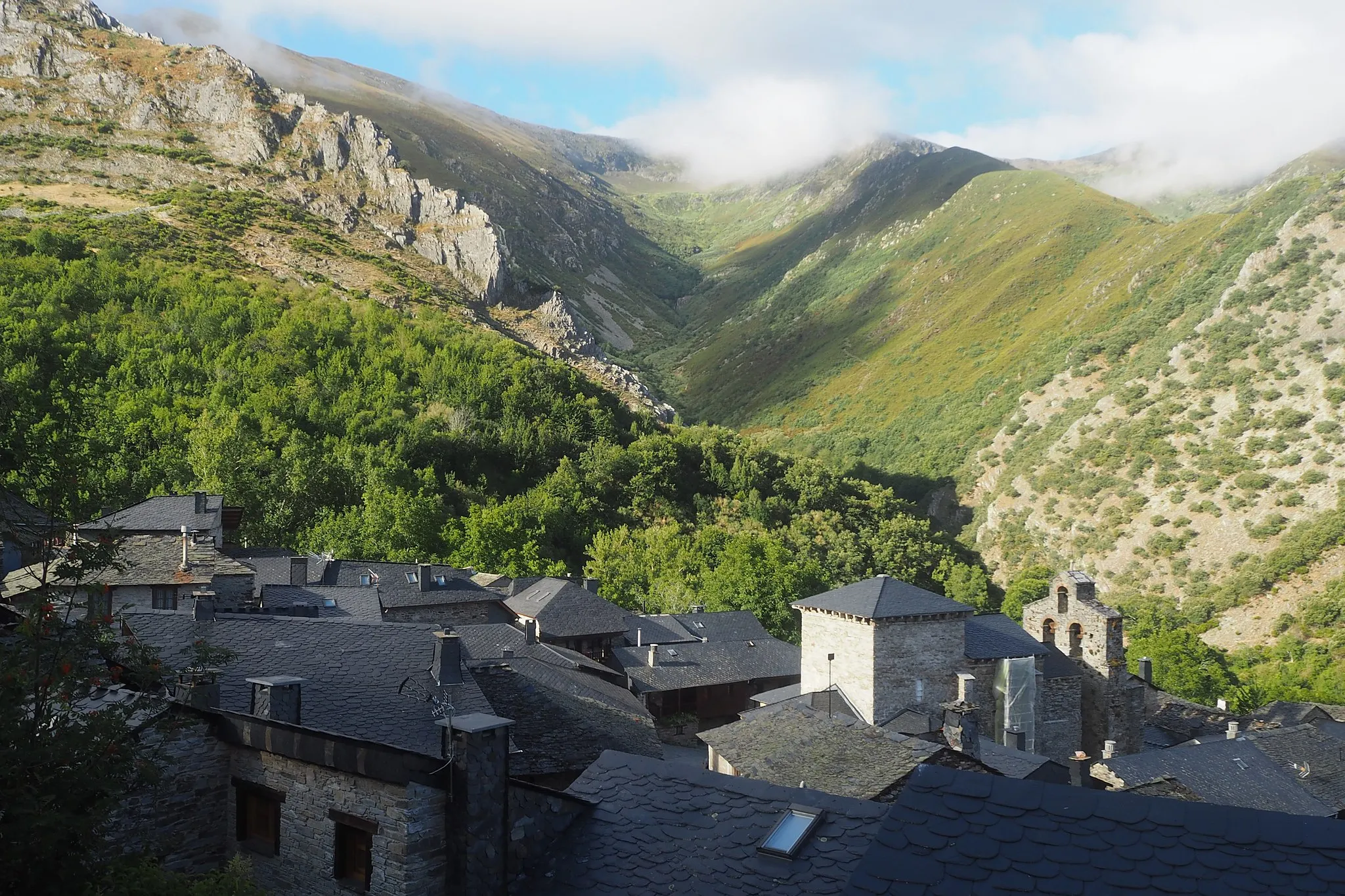 Photo showing: Peñalba de Santiago y el valle del Silencio en primavera