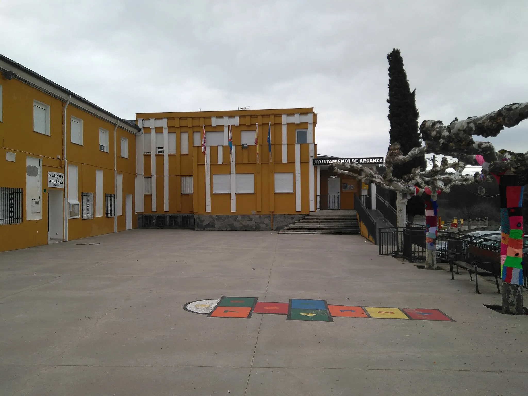 Photo showing: Colegio público de Arganza y Ayuntamiento. El colegio pertenece al CRA de Quilós.