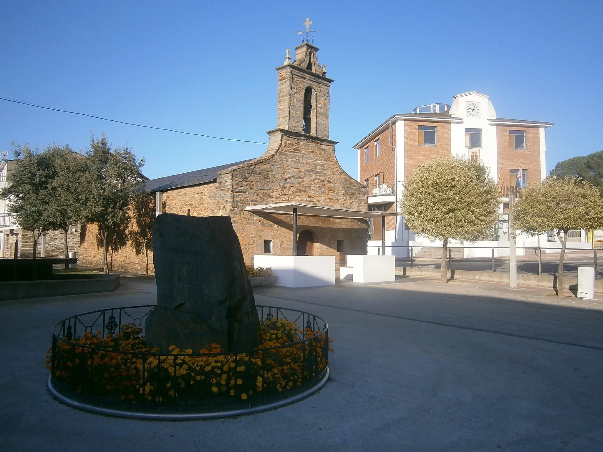 Photo showing: Imagen de la Ermita de San Roque de Cubillos del Sil, con el Ayuntamiento de fondo.