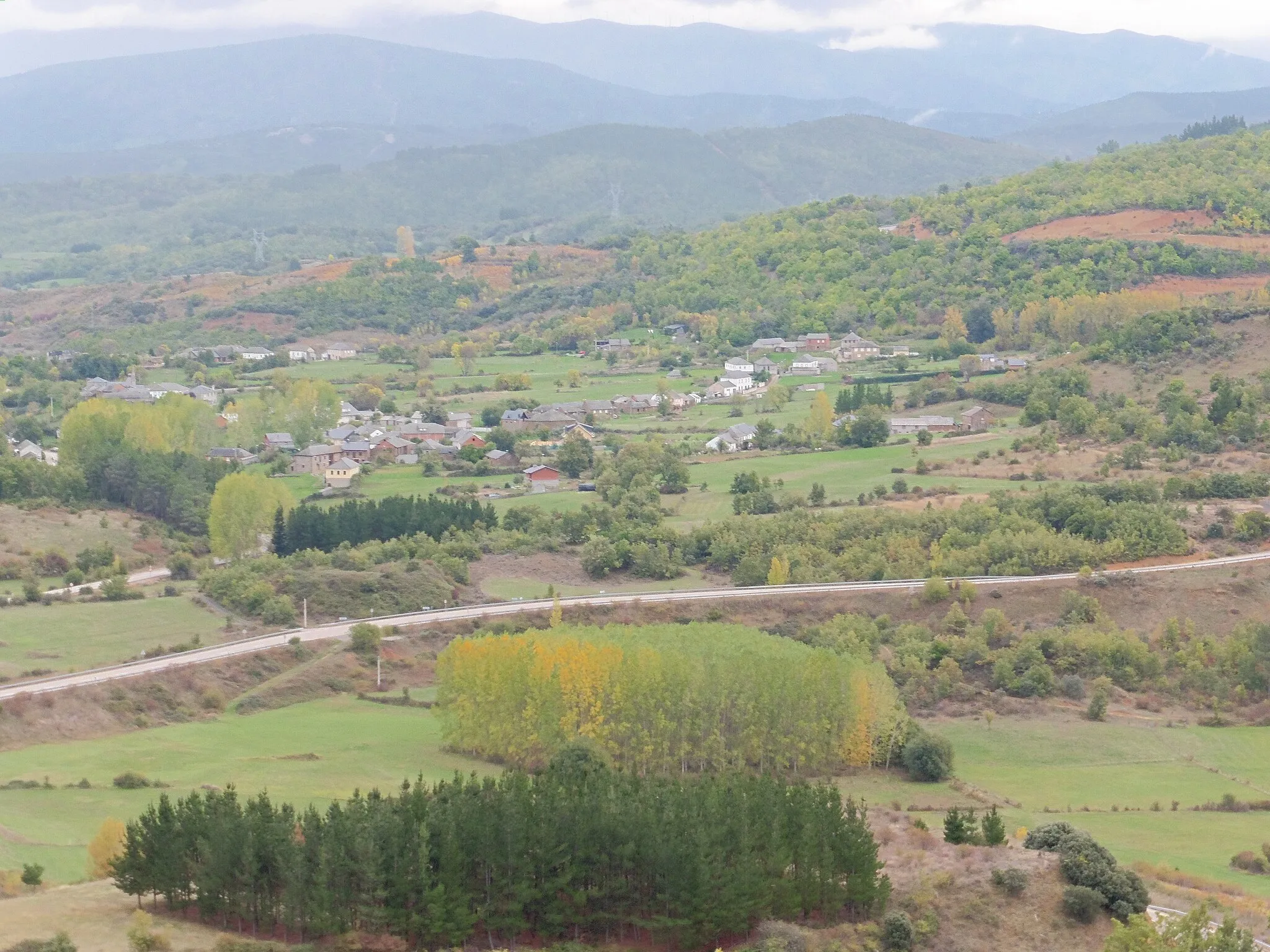 Photo showing: Tombrio de Arriba, con sus campos y arboledas, fotografiado desde Abruello (Berlanga del Bierzo)