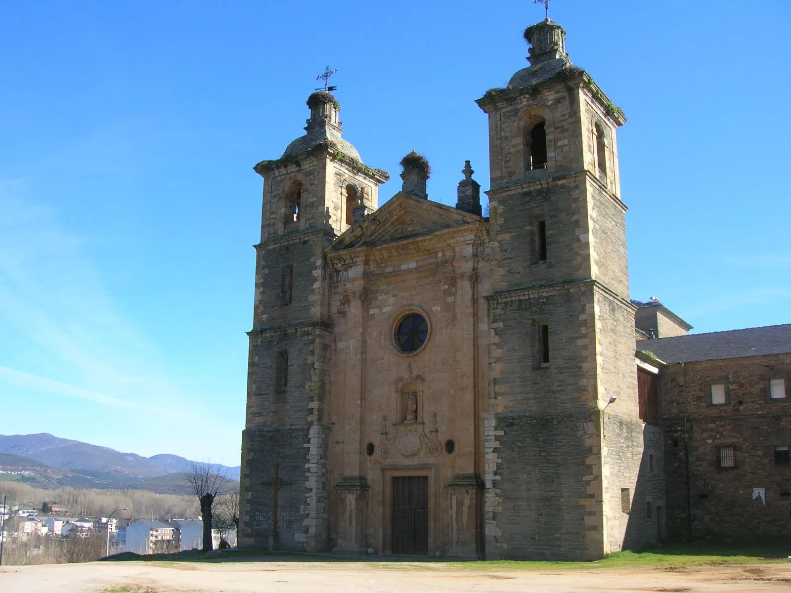 Photo showing: Está considerado como el monasterio más importante del Bierzo dentro del estilo neoclásico.
Esta foto participó en el juego En un lugar de Flickr.
Se trata de adivinar el lugar de la fotografía.
No contestes si no estás registrado en el juego!!!!.

Si deseas contestar, únete primero! muchas gracias.