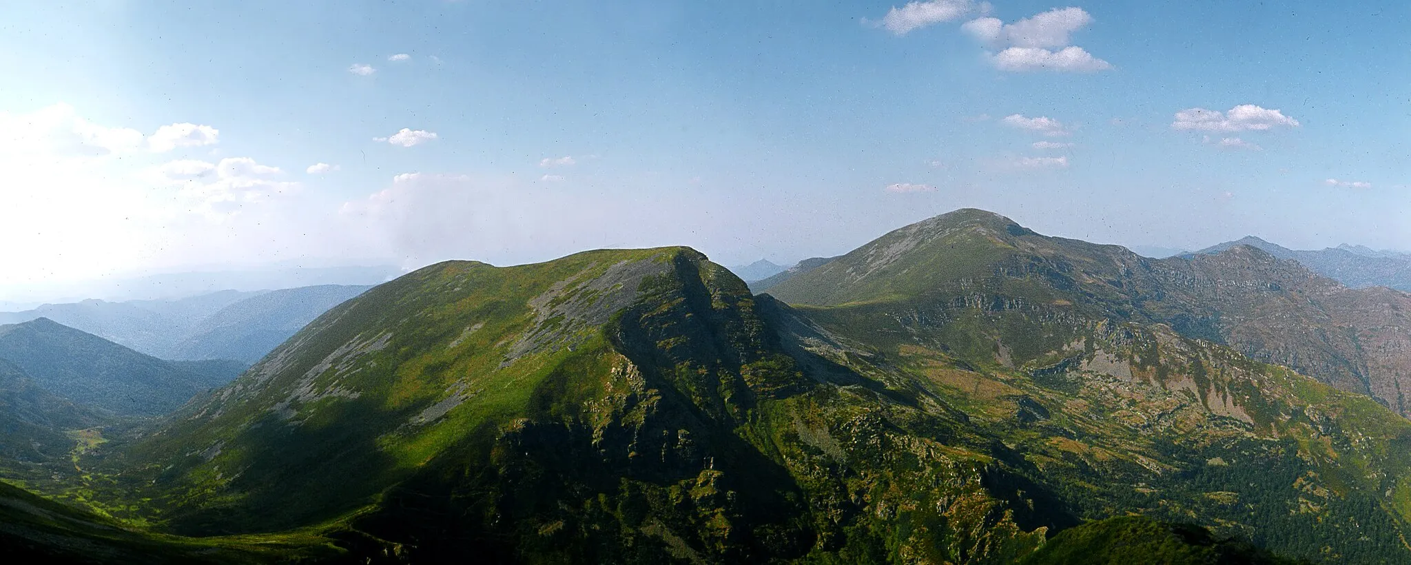 Photo showing: Upper Burbia Valley from El Mustellar; Los Ancares Range.. Vega de Espinareda / Cervantes, León / Lugo, Castilla y León / Galicia, Spain