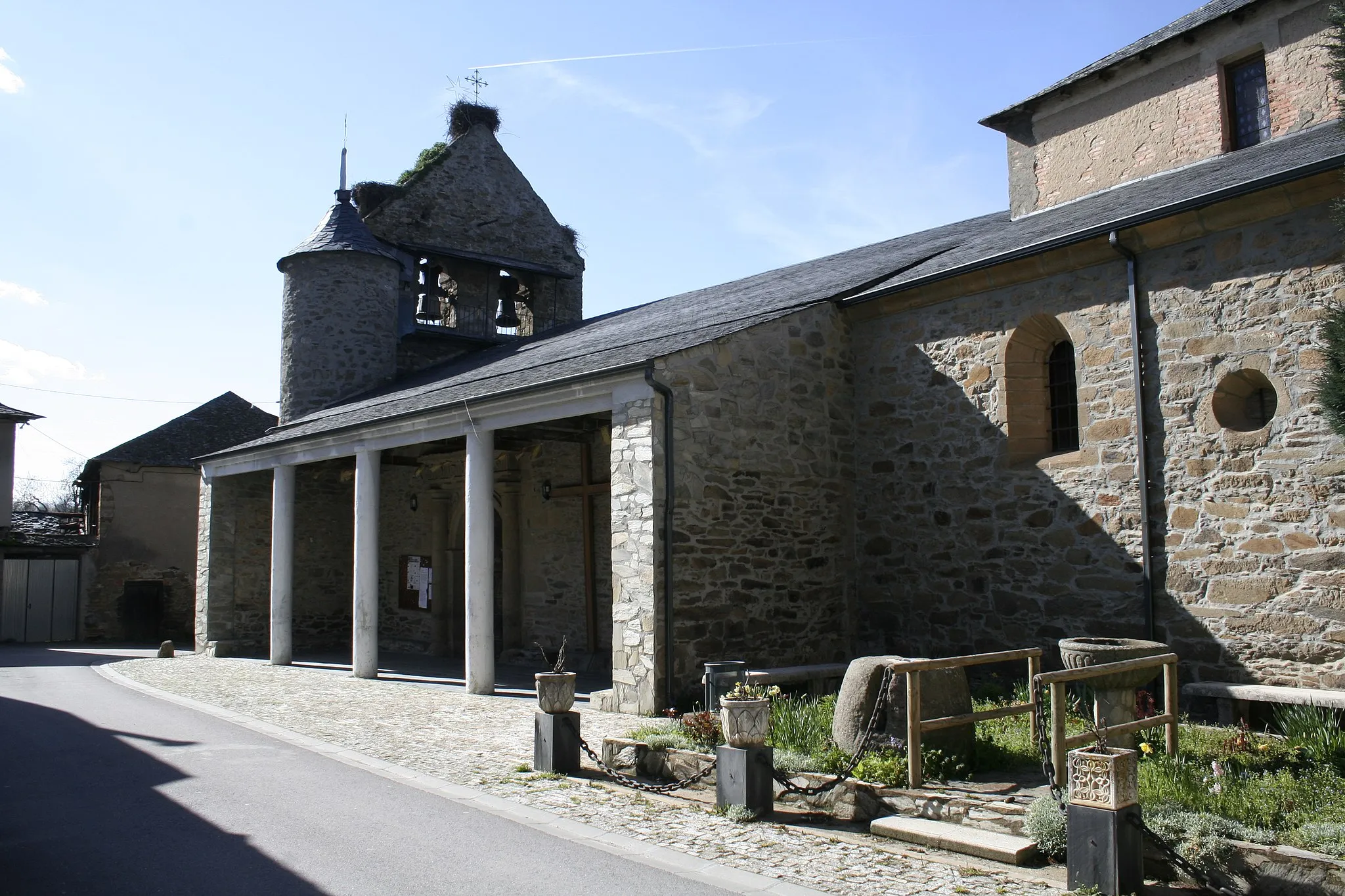 Photo showing: Vista general de la iglesia de San Millán (Albares de la Ribera)