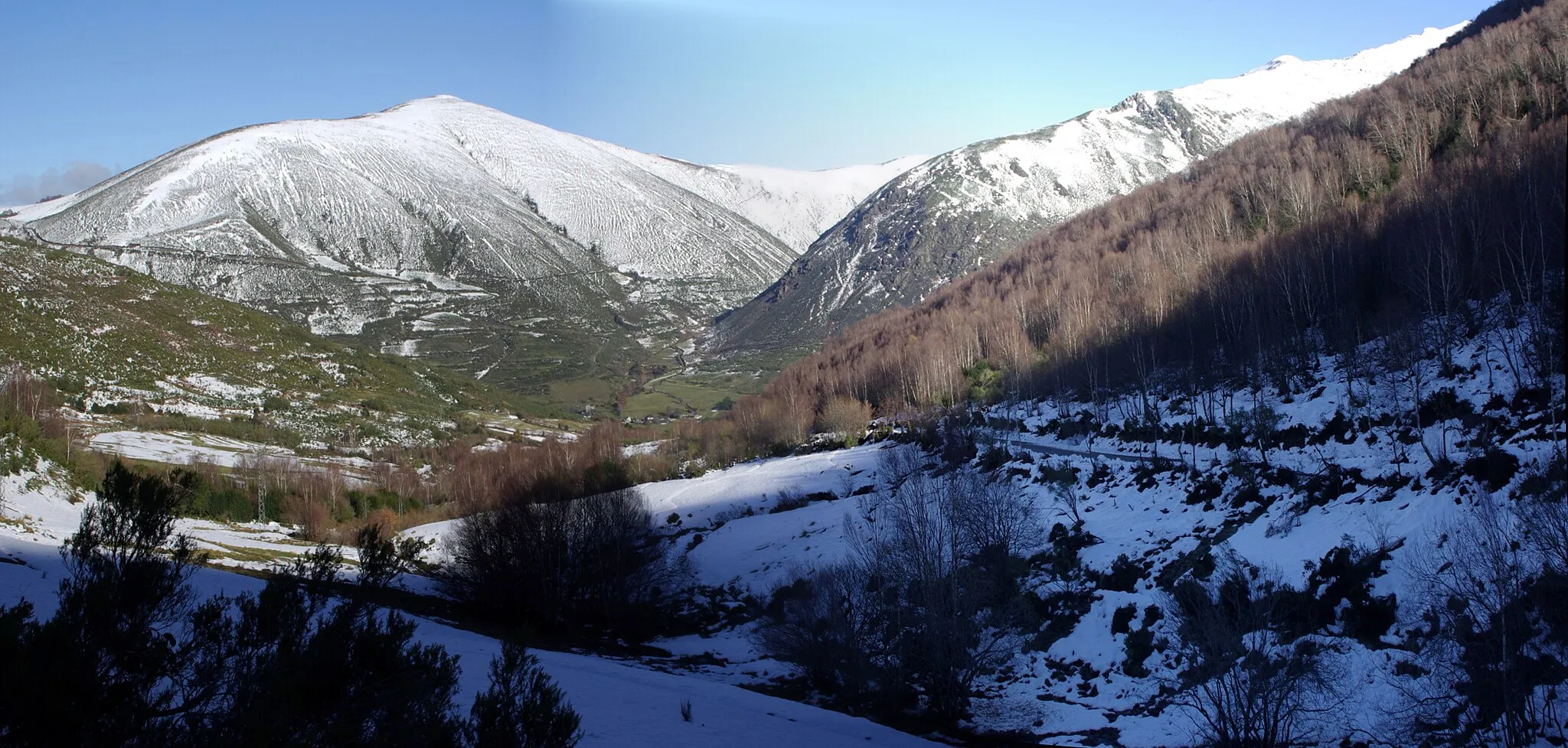 Photo showing: Mingatón range and Balouta village (Candín, León, Spain)