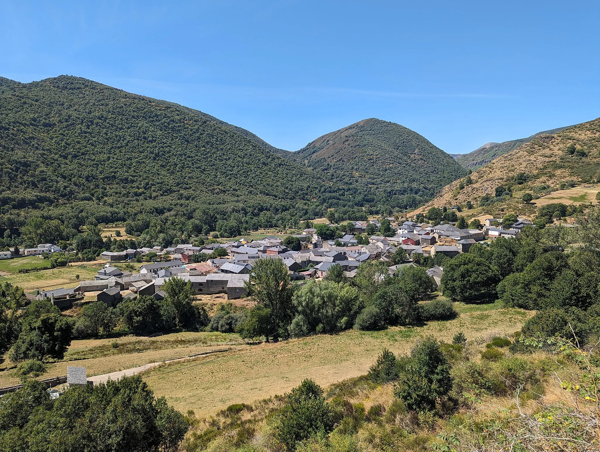 Photo showing: Vista general de Murias de Paredes (León, España).