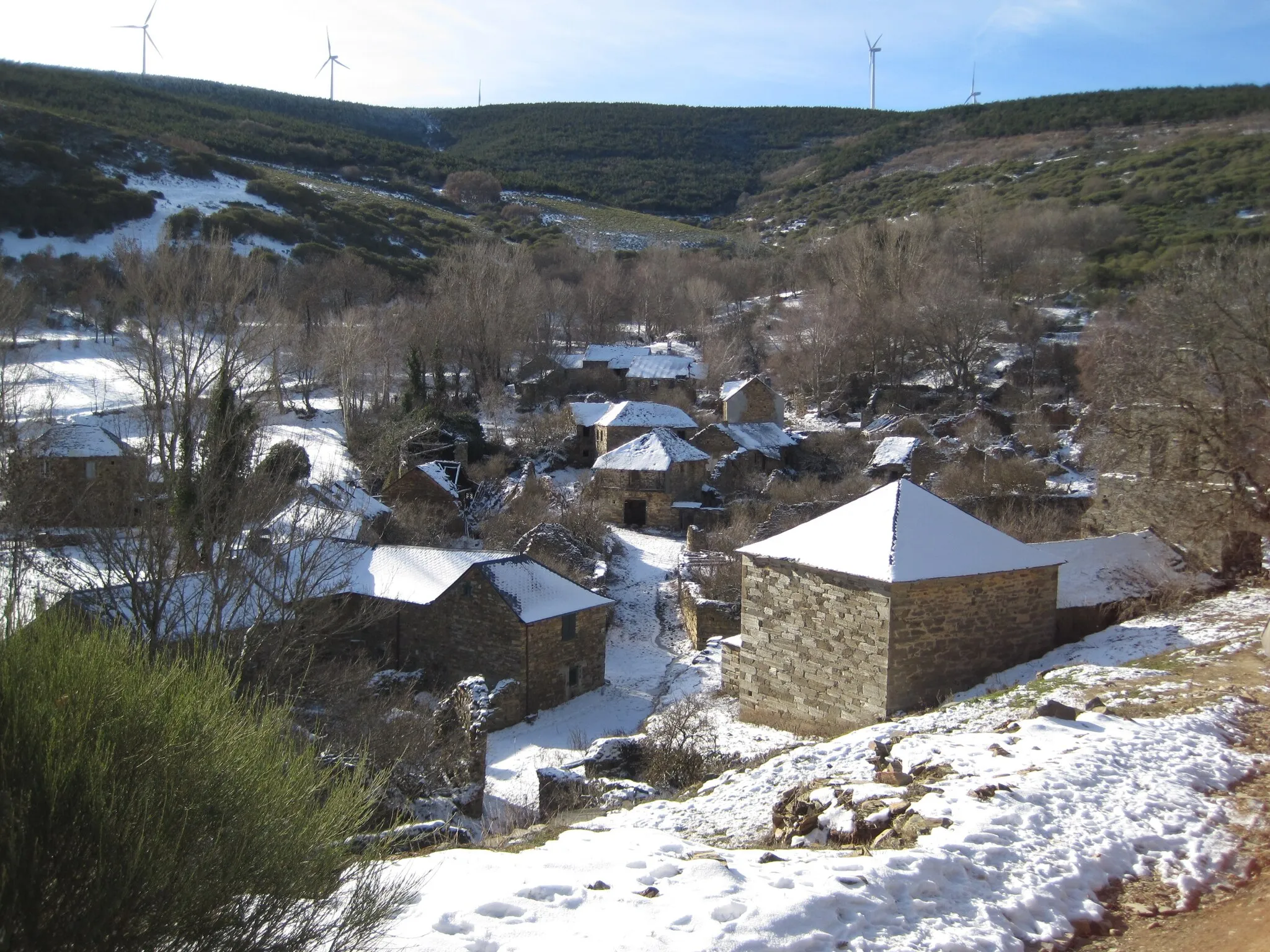 Photo showing: Vista general de Prada de la Sierra (León, España).