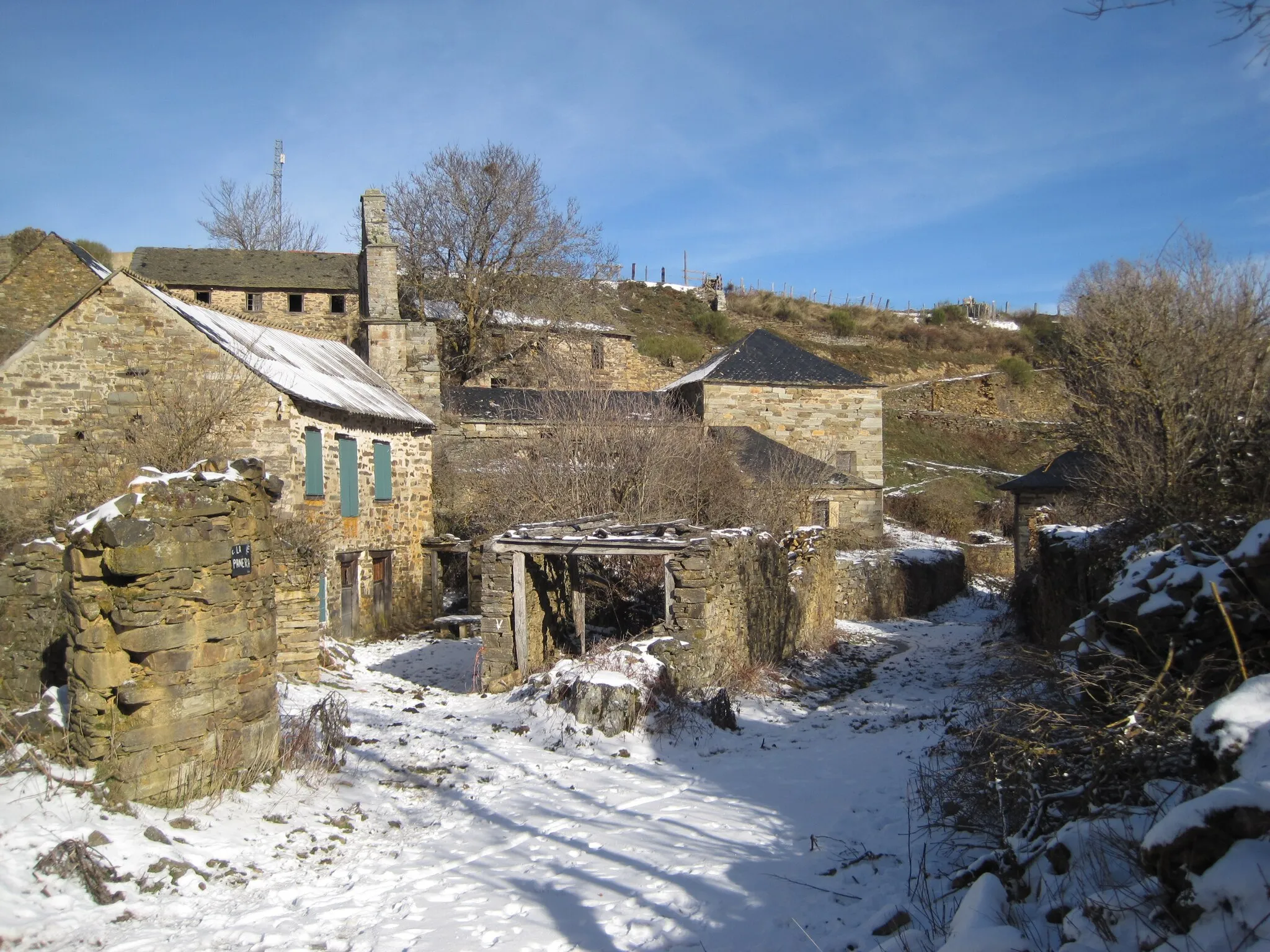 Photo showing: Calle de Prada de la Sierra (León, España).