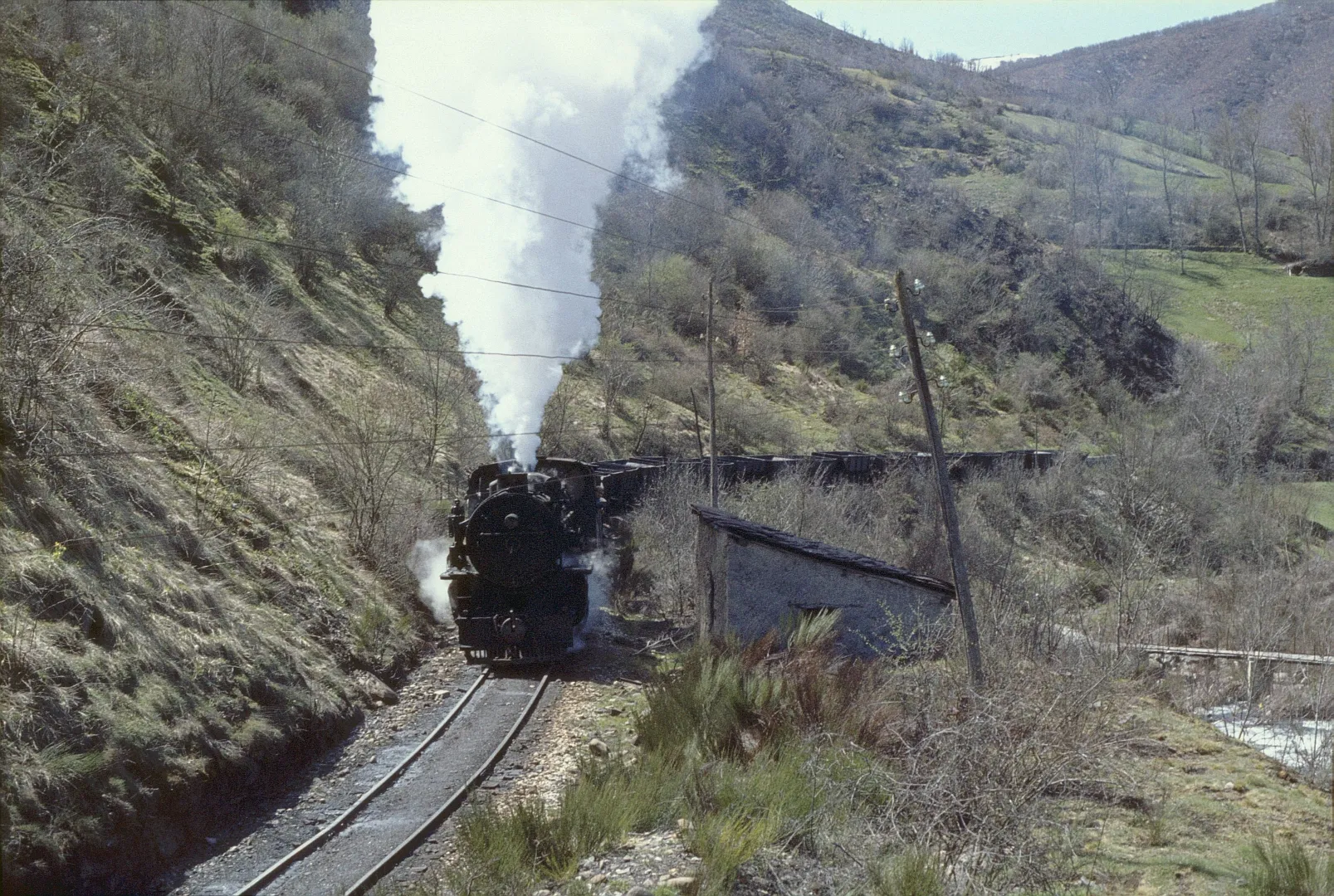 Photo showing: Dans la longue rampe qui mène à Villaseca, la locomotive Engerth N°16 hisse un lourd train de wagons trémies, le 18 avril 1983.