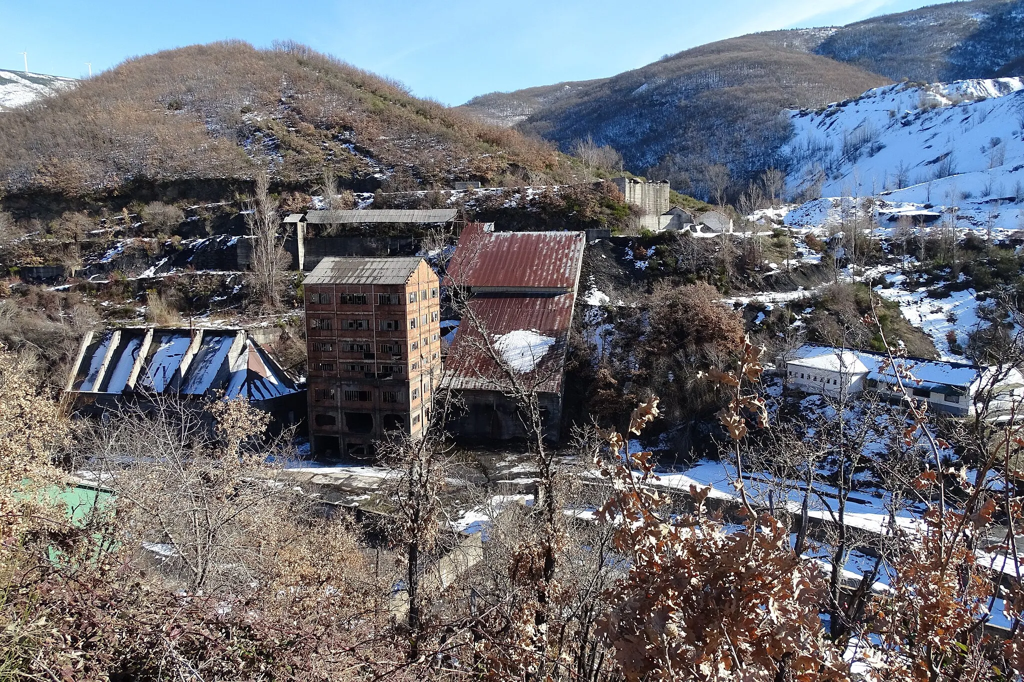 Photo showing: Instalaciones mineras de carbón abandonadas en Tremor de Arriba, Igüeña, León (España)