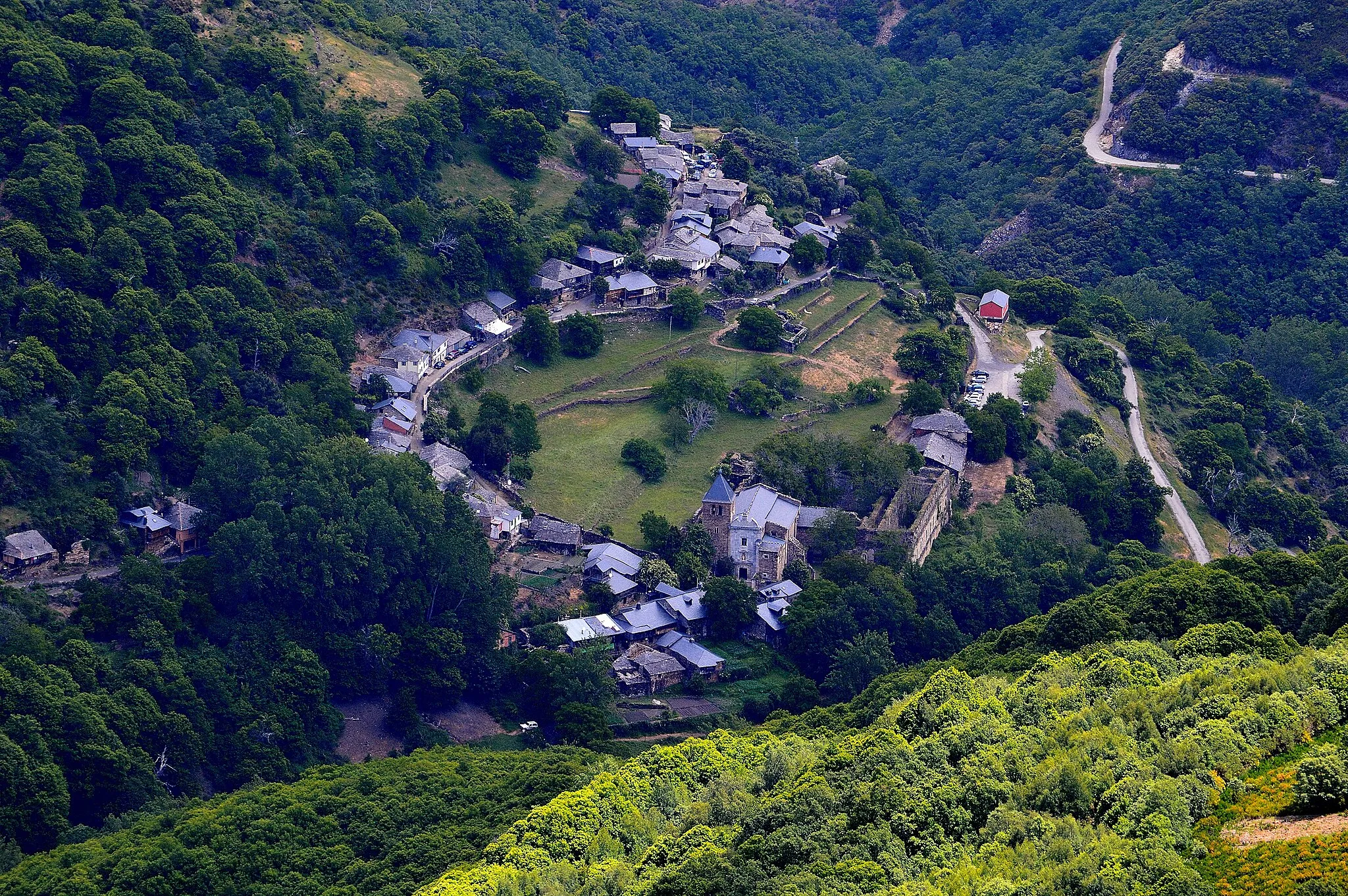 Photo showing: Desde el alto de la Aquina o Guiana a 1846 metros de altitud se disfruta de esta vista del pueblo de Montes de Valdueza o San pedro de Montes.
Construido en la ladera alrededor del Monasterio que ocupa la parte llana del pueblo.