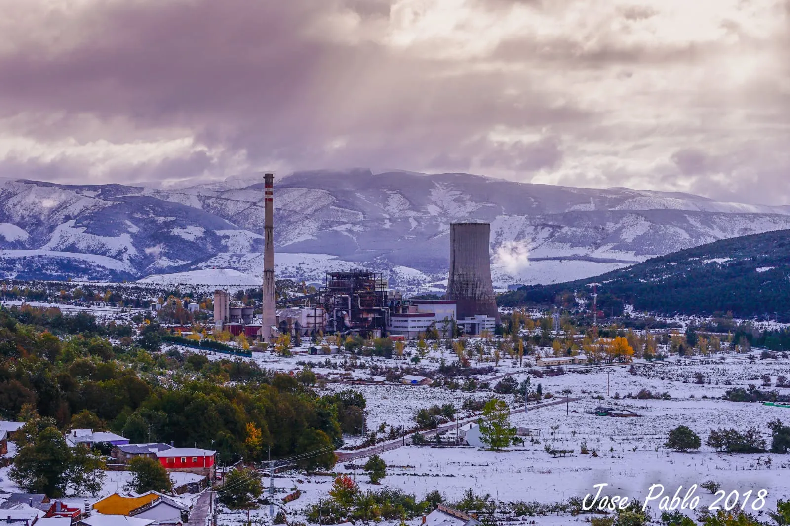 Photo showing: Central Térmica a carbón, ya desconectada de la red eléctrica, y en proceso de desmantelamiento.