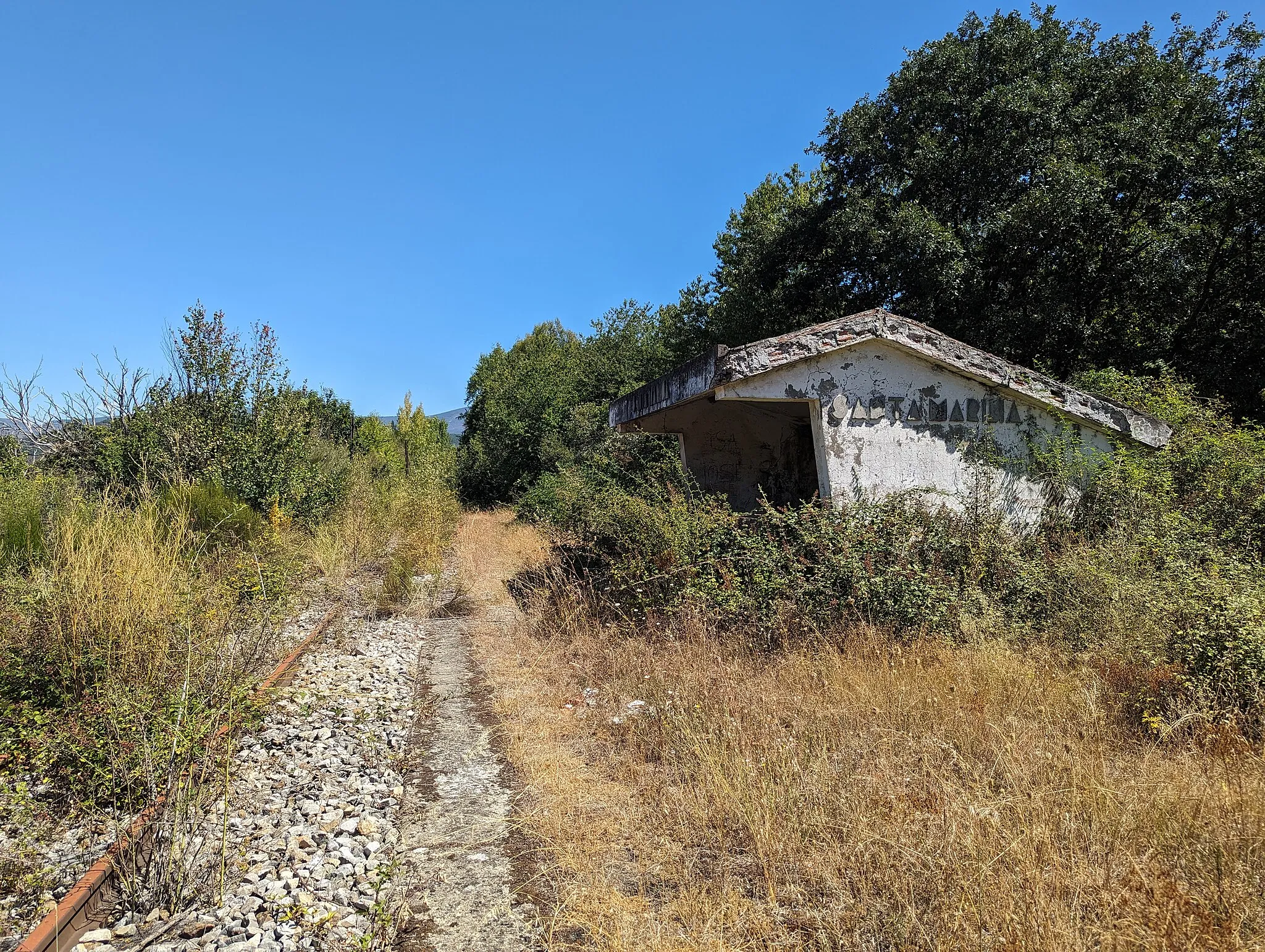 Photo showing: Antiguo apeadero ferroviario de Santa Marina del Sil (León, España).