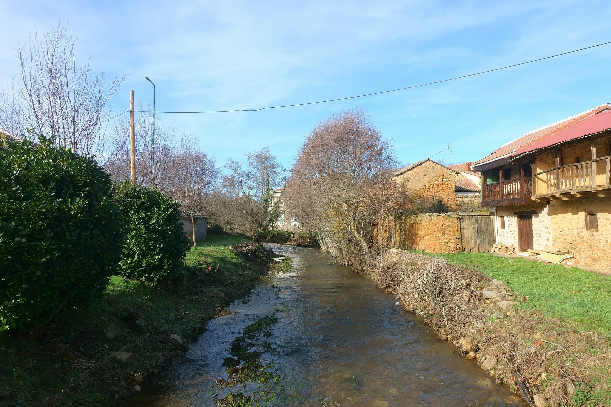 Photo showing: Río Argañoso a su paso por la localidad de Brazuelo (León, España).