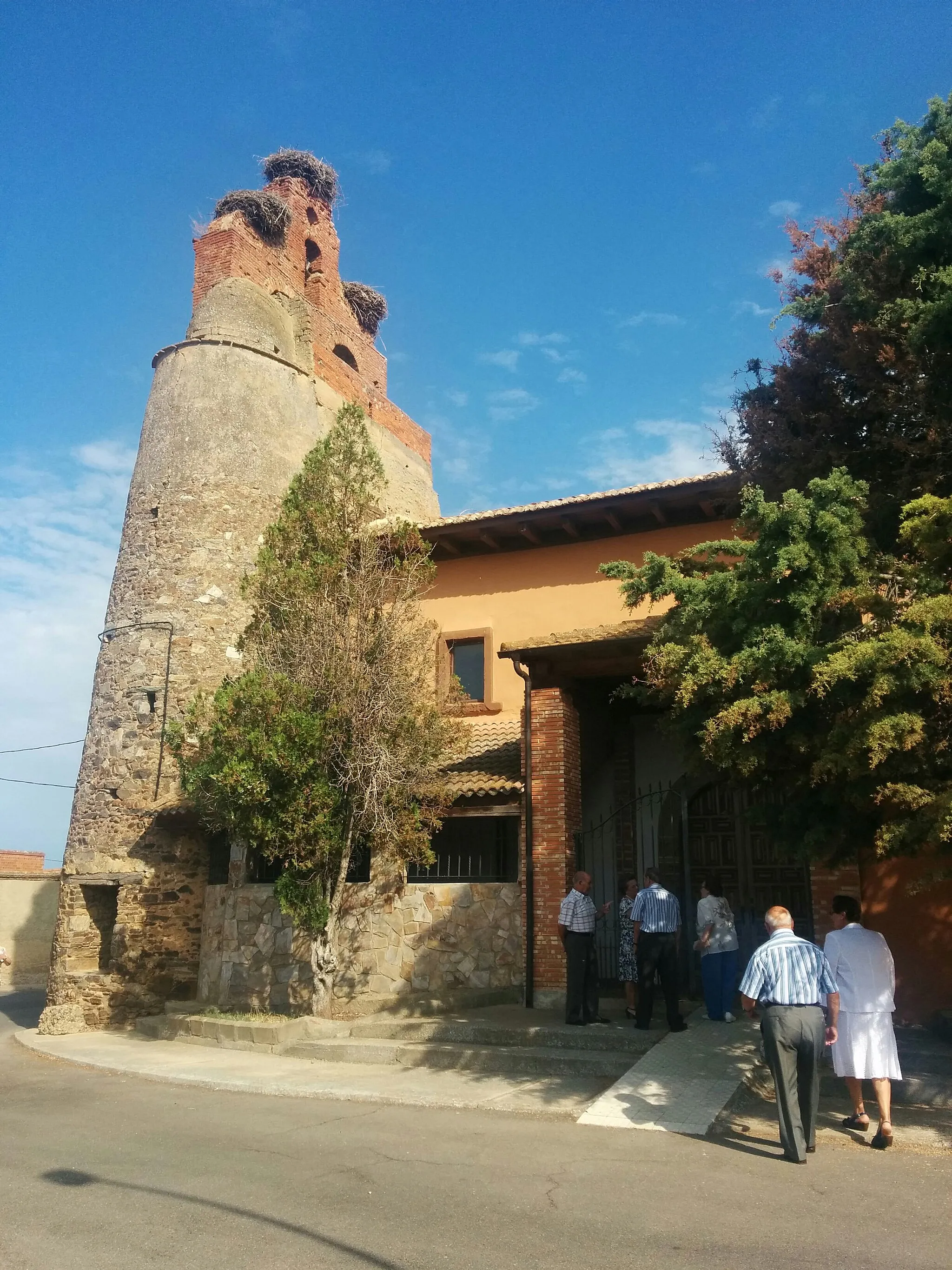 Photo showing: Iglesia de San Pedro Bercianos y gente acudiendo a misa