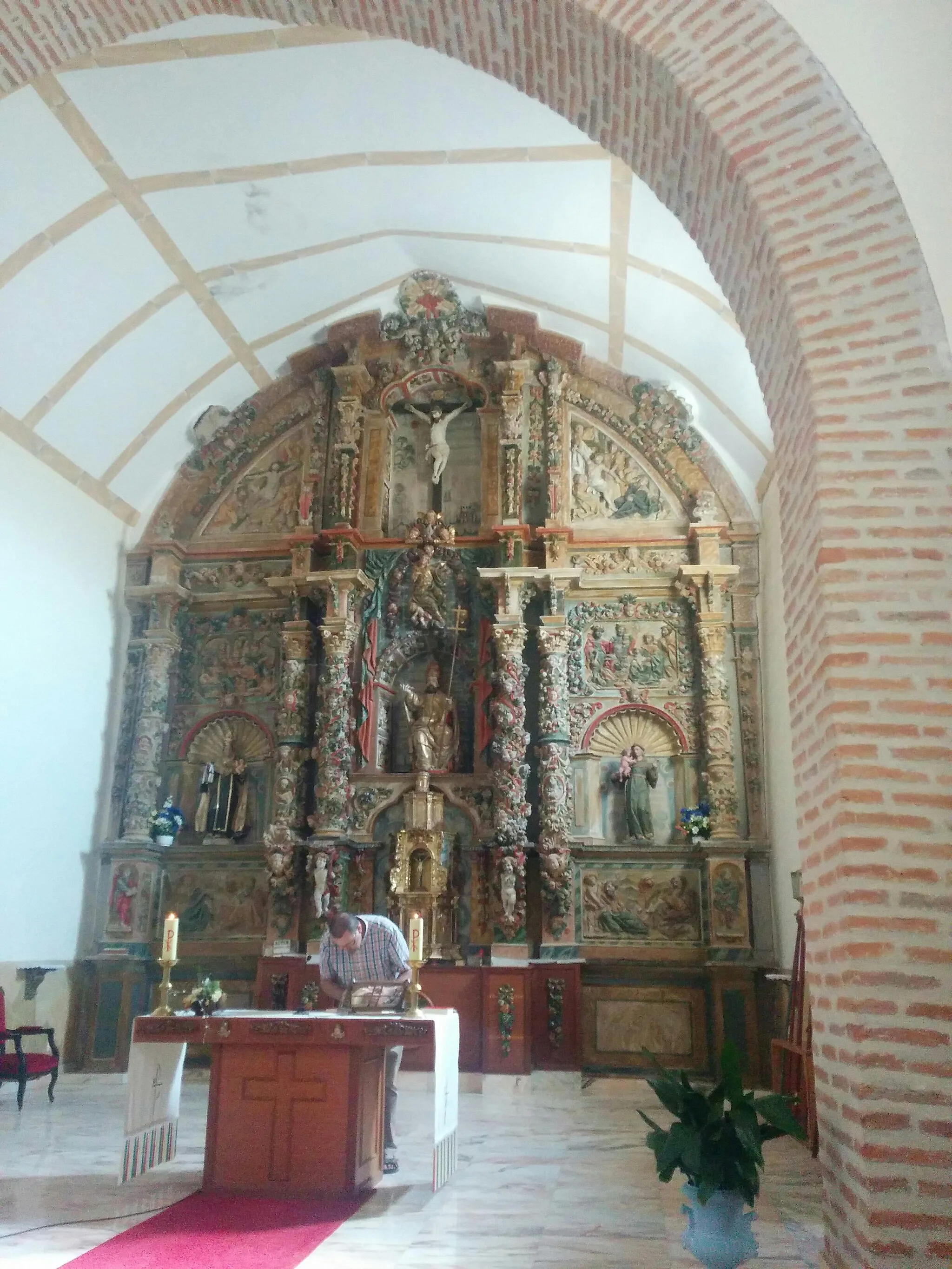 Photo showing: Retablo de la Iglesia de San Pedro Bercianos mientras el cura prepara la misa.