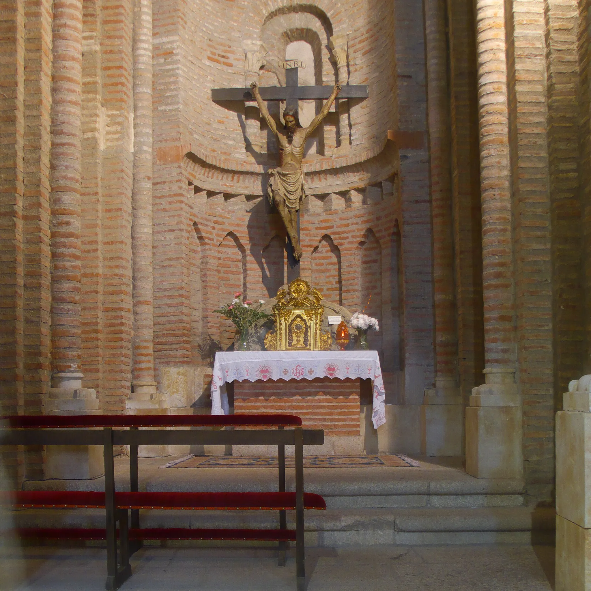 Photo showing: Crucificado del siglo XIV en madera policromada