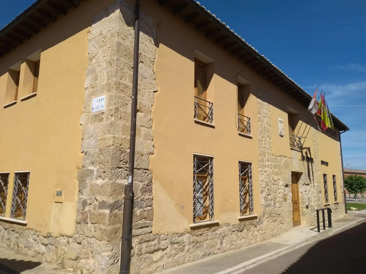 Photo showing: Edificio del Ayuntamiento de Mazariegos, provincia de Palencia, España.