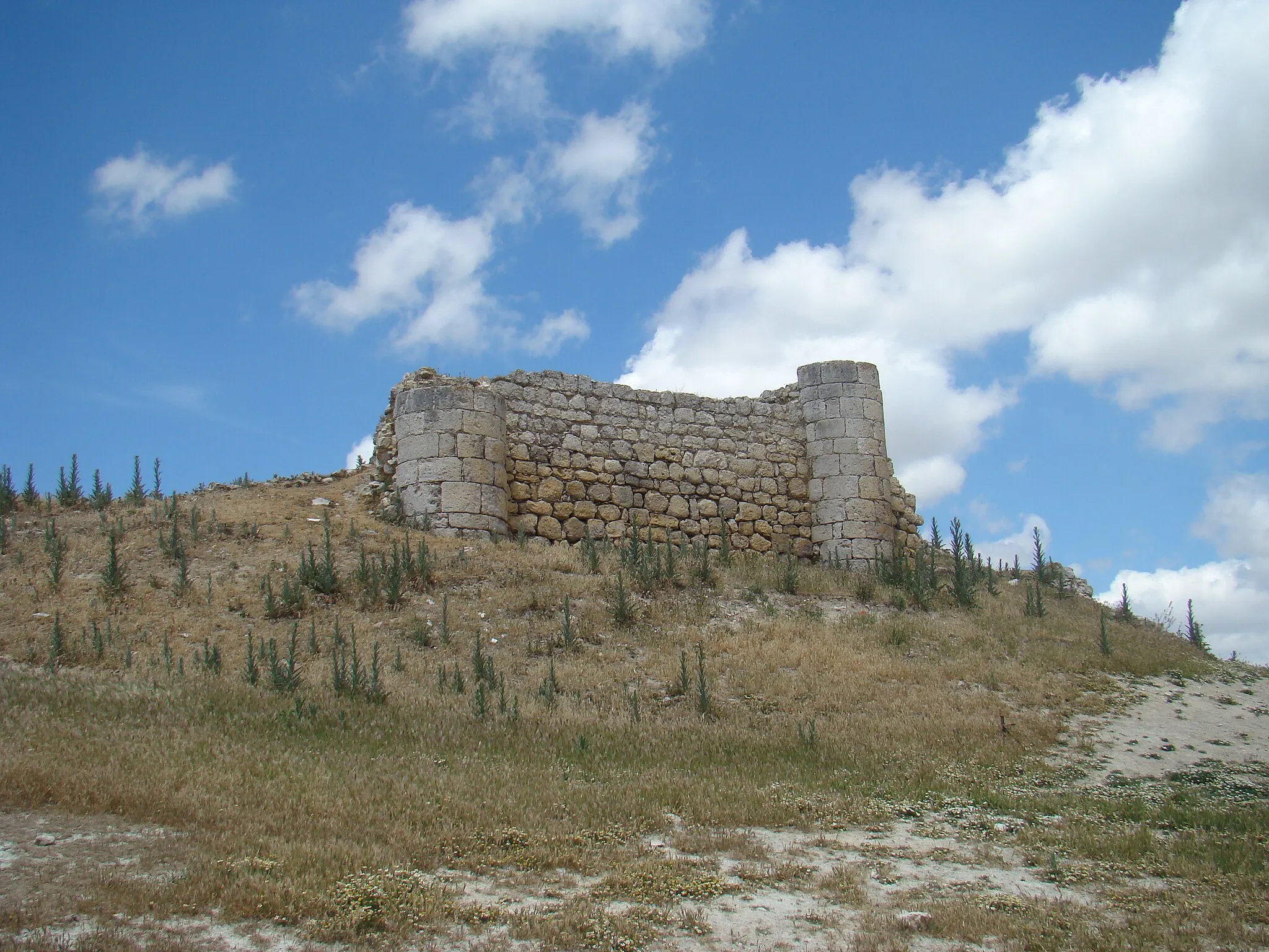 Photo showing: Castle in ruins in the municipality of San Martín de Valvení (Valladolid, Spain).