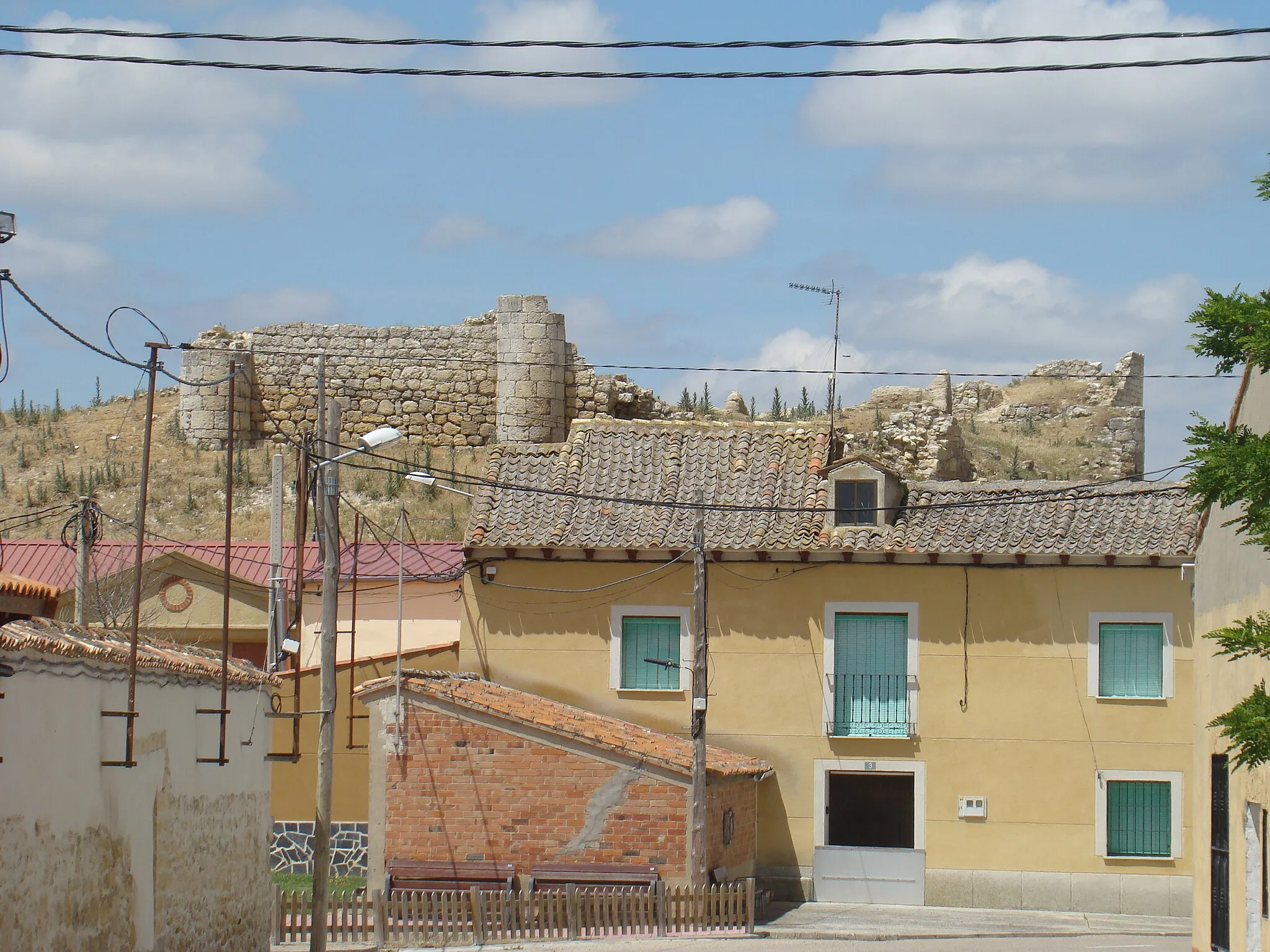 Photo showing: San Martín de Valvení, municipio de Valladolid (España). Arquitectura tradicional. Al fondo se ve el castillo en ruinas.