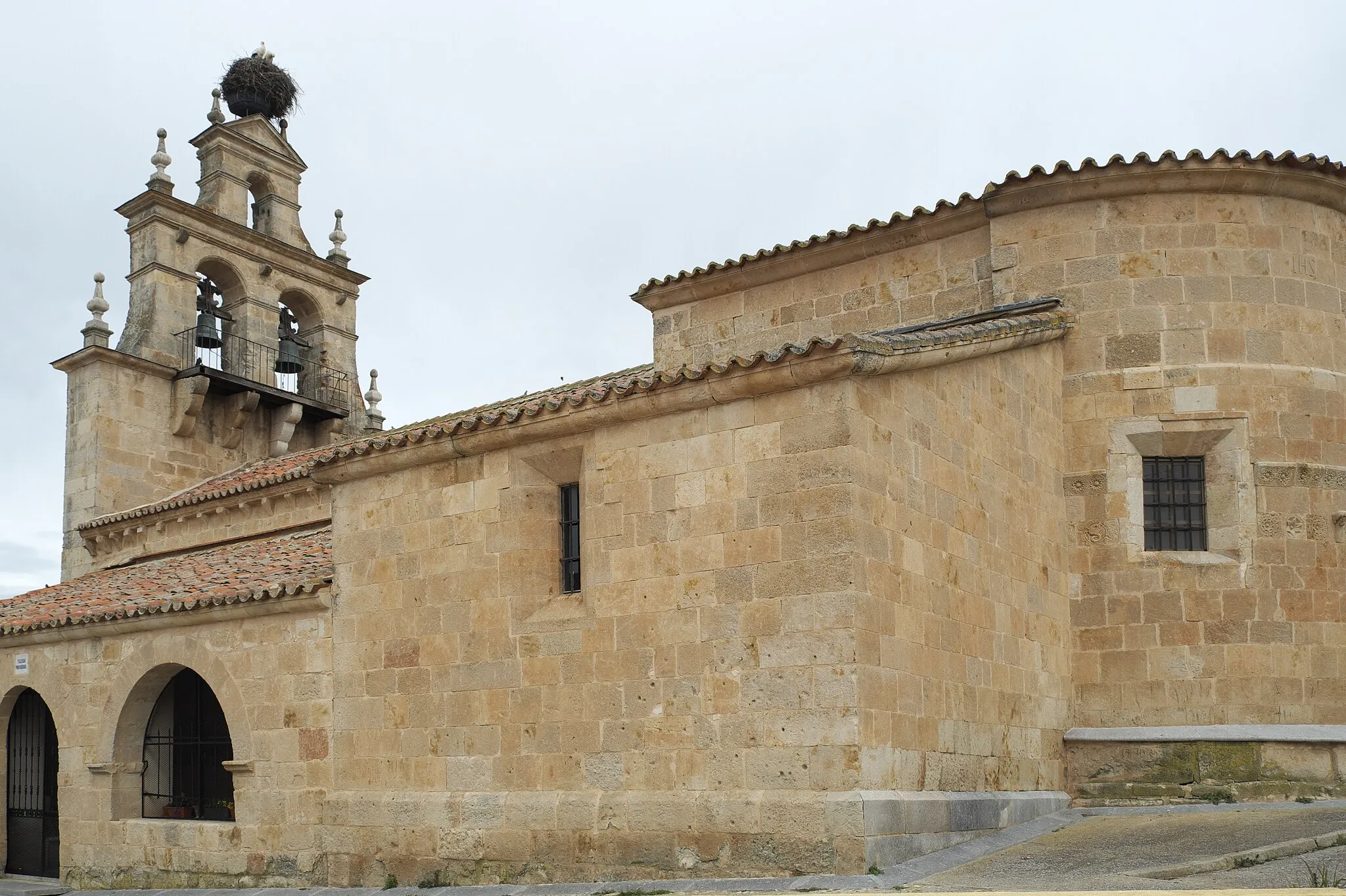 Photo showing: Kirche Santa María in Almenara de Tormes in der Provinz Salamanca Provinz Salamanca (Kastilien-León/Spanien), aus dem 12. Jahrhundert, Ansicht von Südosten