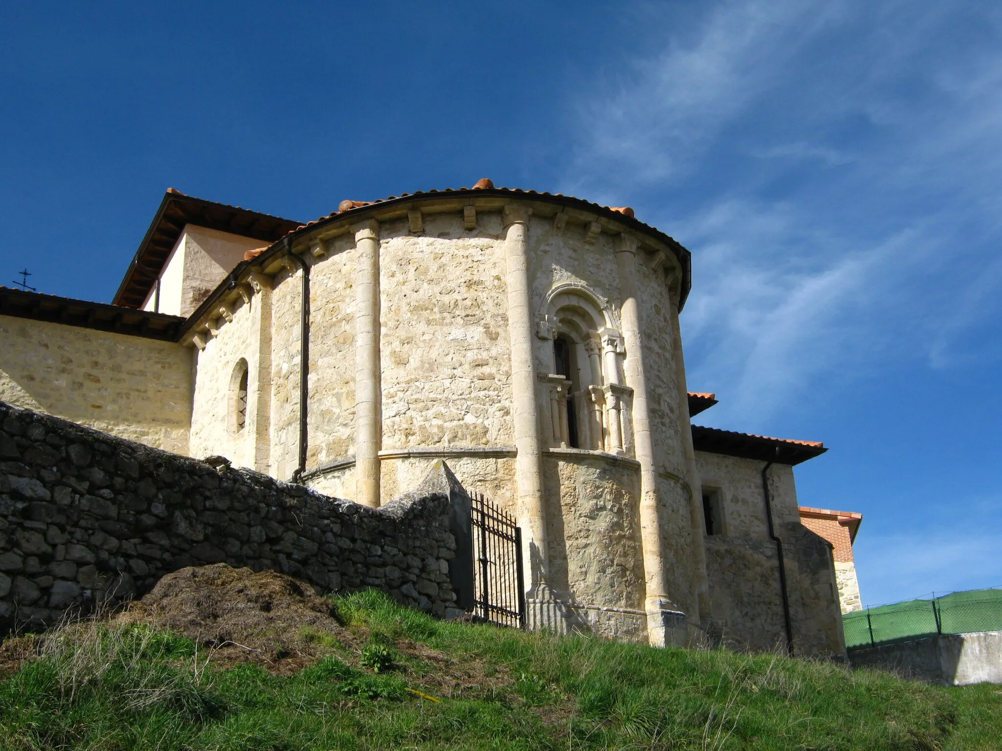 Photo showing: Ábside románico de la iglesia de Criales, en la comarca de las Merindades (Burgos, Castilla la Vieja)