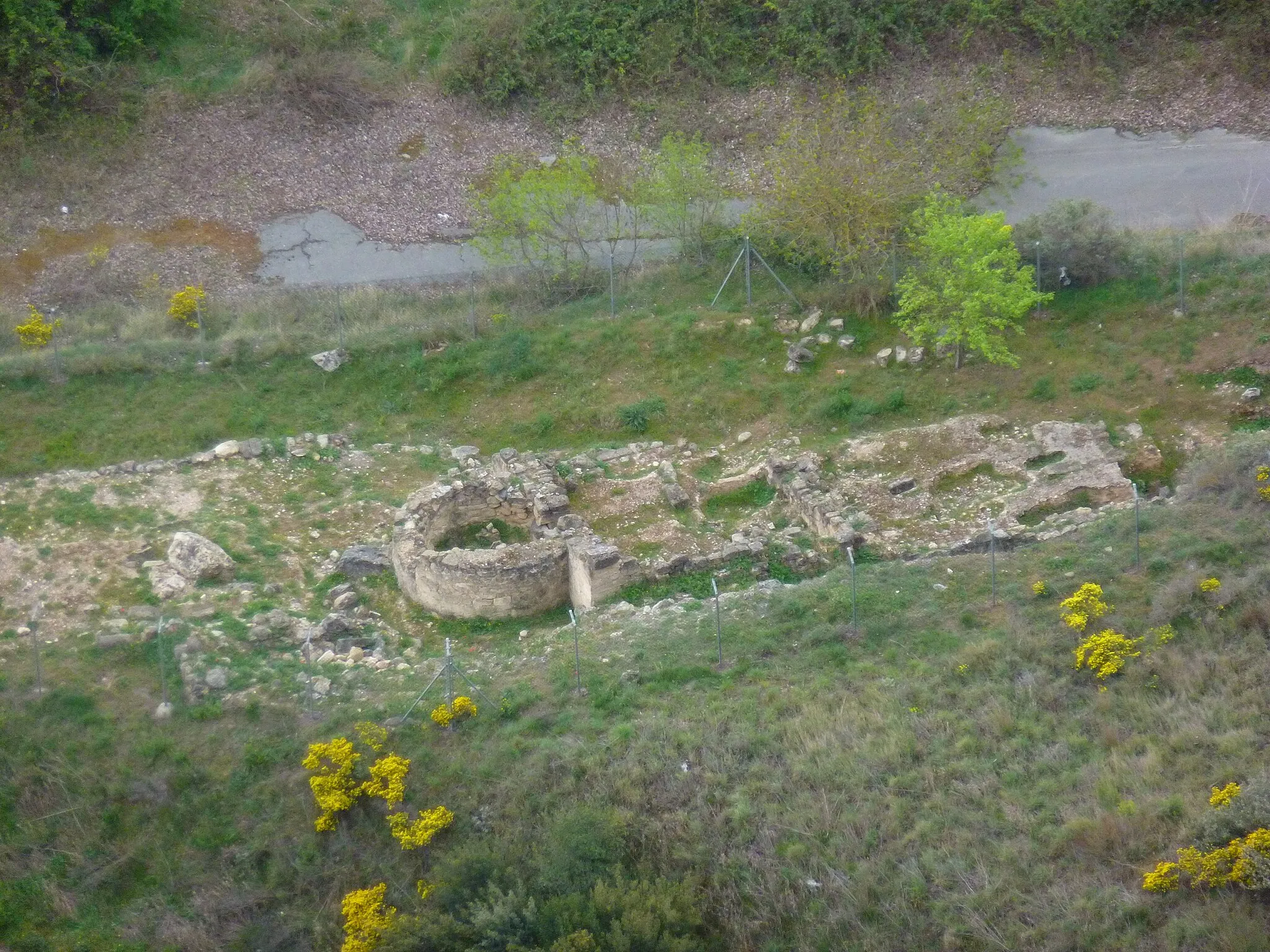 Photo showing: Ruinas del poblado de Buradón con su Iglesia paleocristiana de San Mamés.