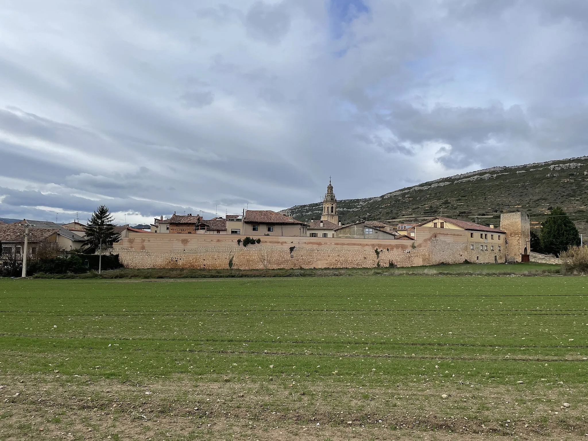Photo showing: The medieval walls of the village of Salinillas de Buradón, Labastida, Álava