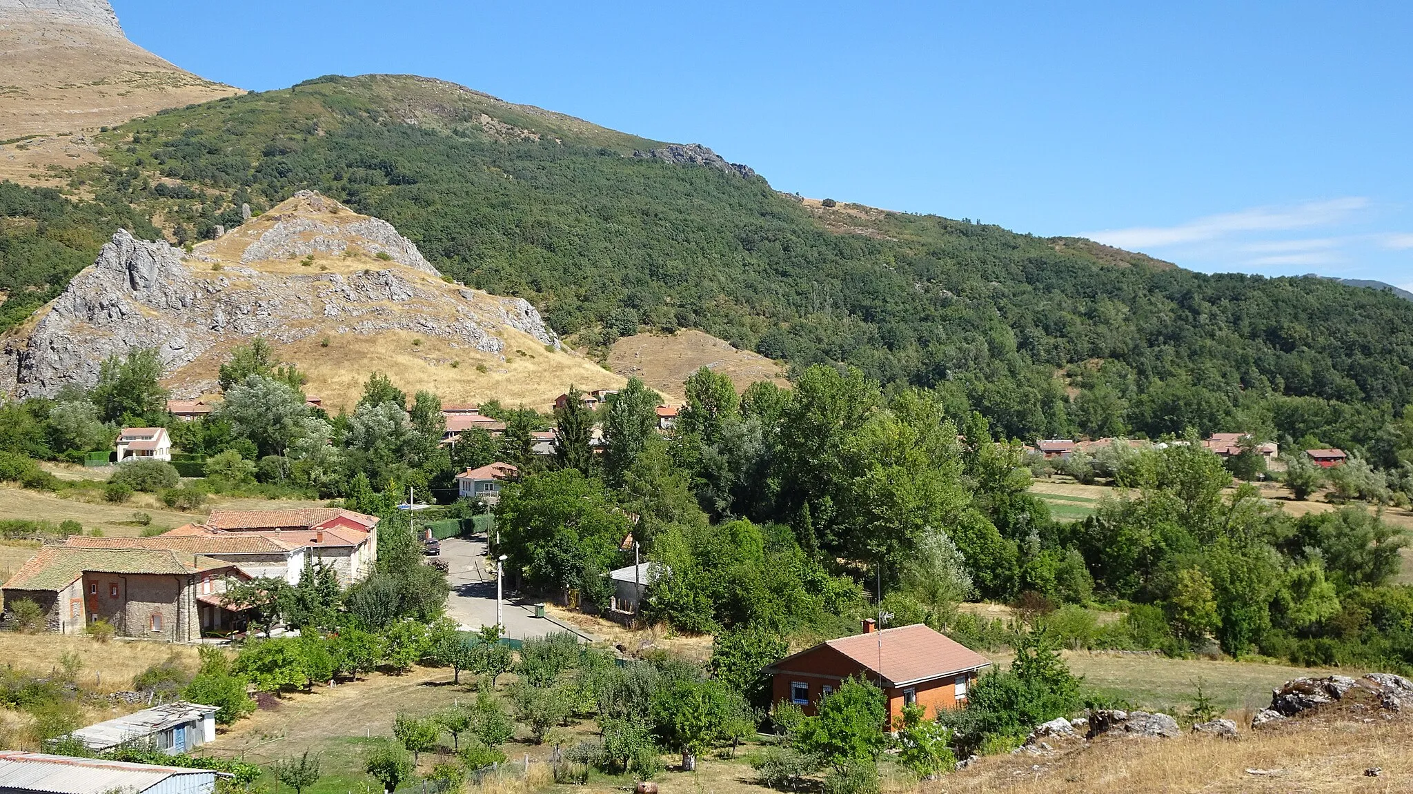 Photo showing: Vista del pueblo de Aviados (León, España) desde "La Sierra"