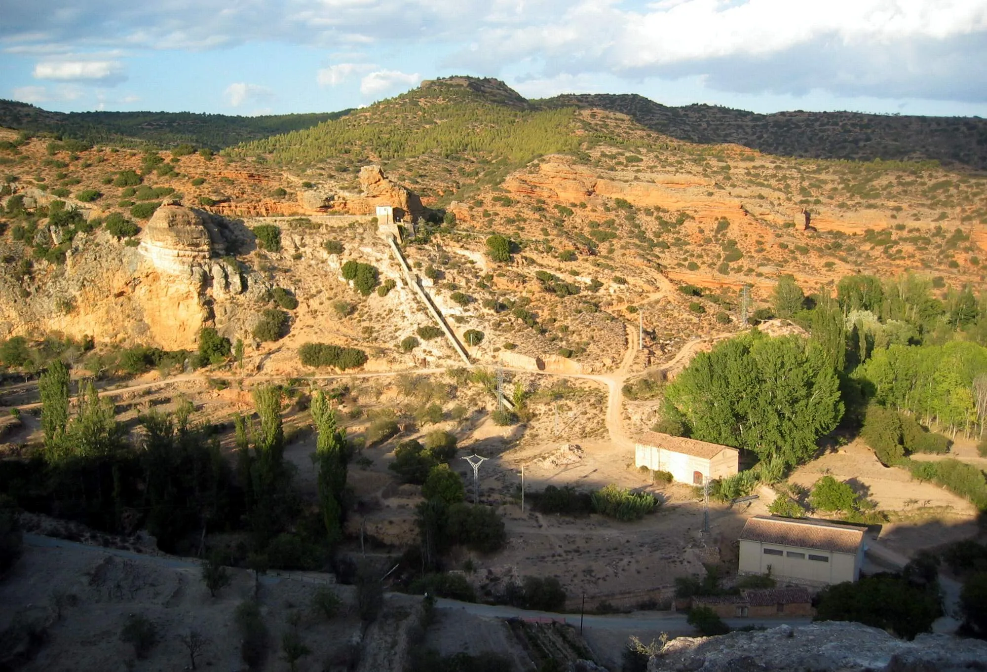 Photo showing: Vista general de la Central Hidroeléctrica de Castielfabib (Valencia), desde el Mirador de la Hoces del Ebrón, año 2012.