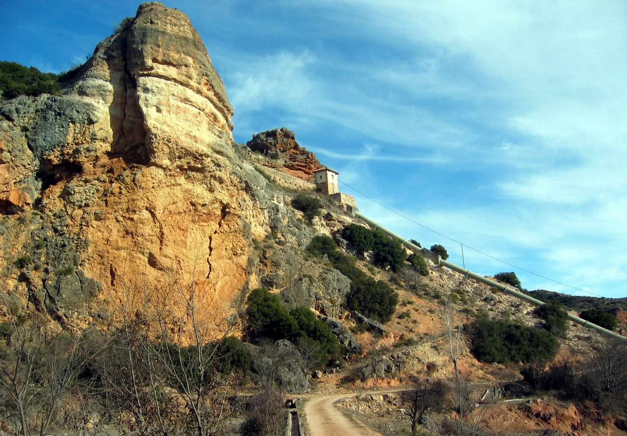 Photo showing: Vista del salto de agua de la Central Hidroeléctrica de Castielfabib (Valencia), con detalle de Peña Rubia, año 2012.