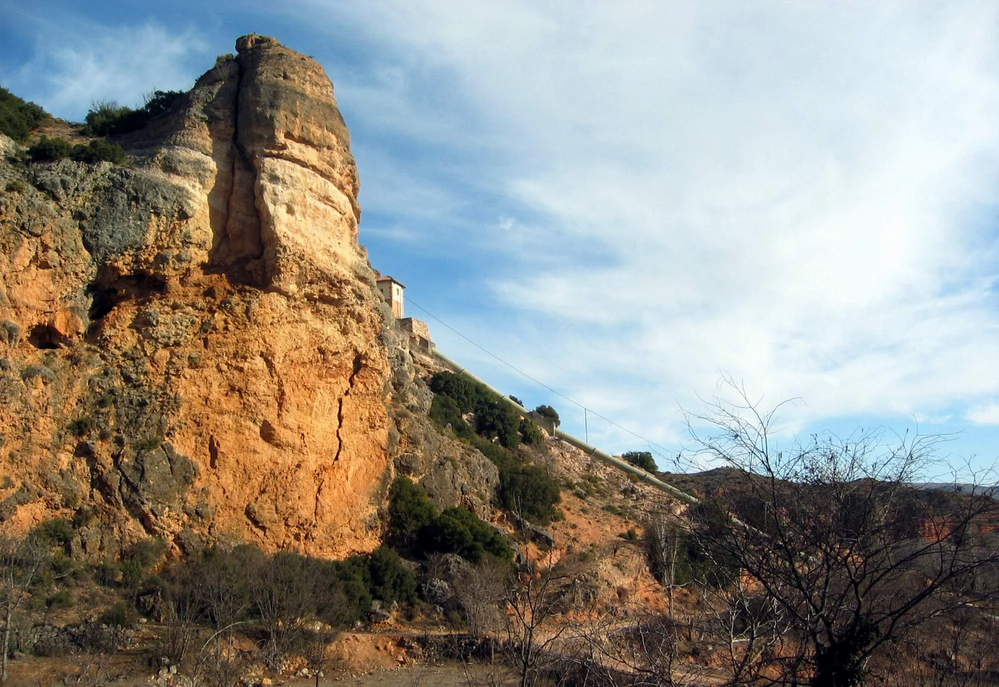 Photo showing: Vista del salto de agua de la Central Hidroeléctrica de Castielfabib (Valencia), con detalle de Peña Rubia, año 2012.