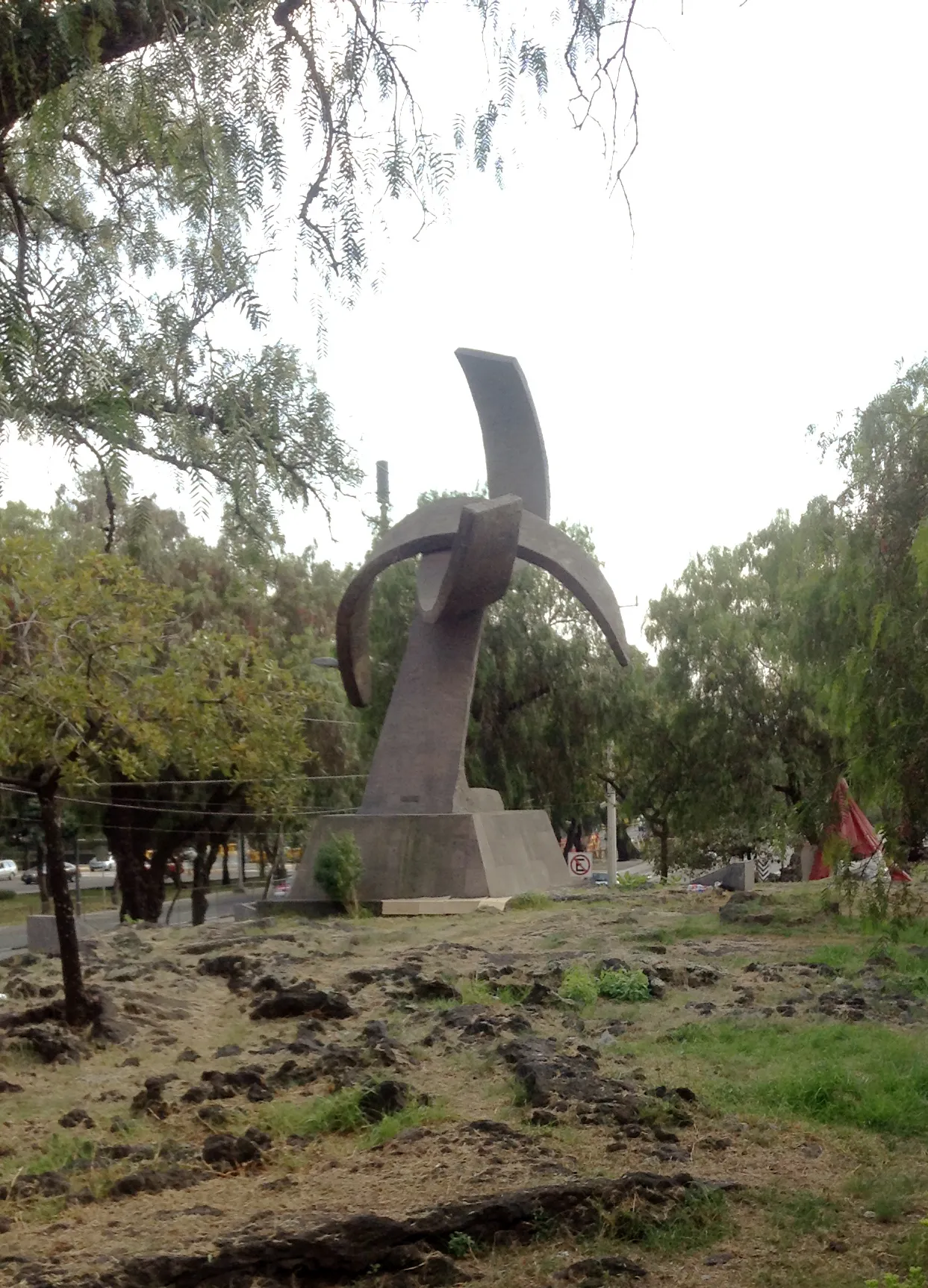 Photo showing: Escultura de Germán Cueto realizada para la Ruta de la Amistad. Bronce, 6 mt. México, 1968. Ubicada frente al Estadio Universitario.