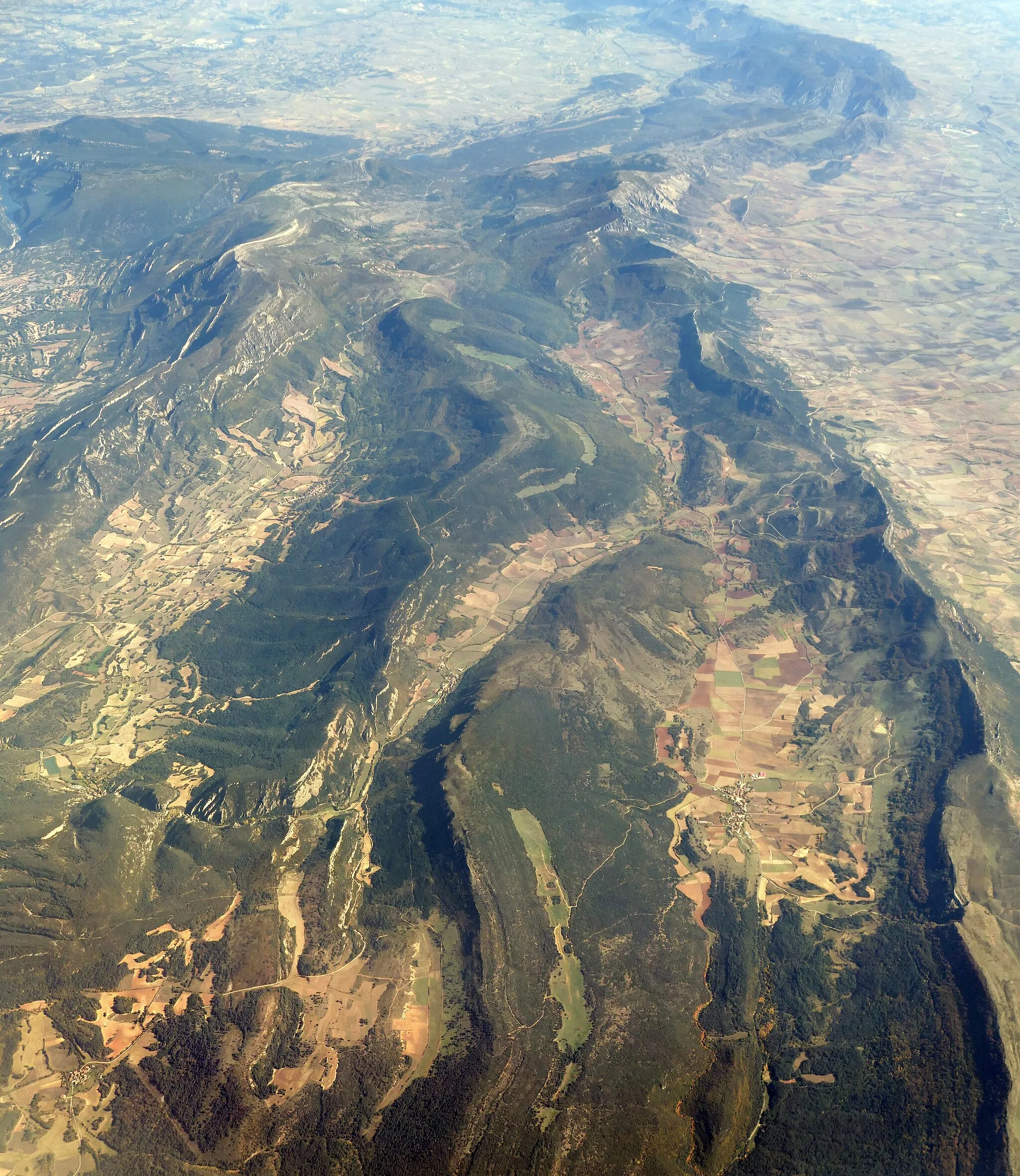 Photo showing: An aerial photo of part of the Obarenes mountains in the north of Spain. Also visible are the villages of Barcina de los Montes and Ranera.