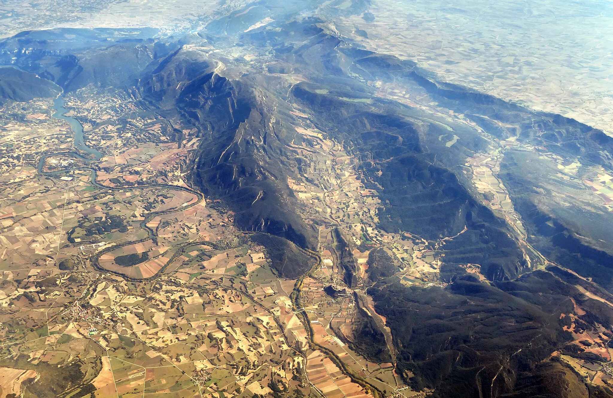 Photo showing: An aerial photo of the Obarenes mountains in northern Spain. Also includes part of the river Ebro, and the town of Frías.
