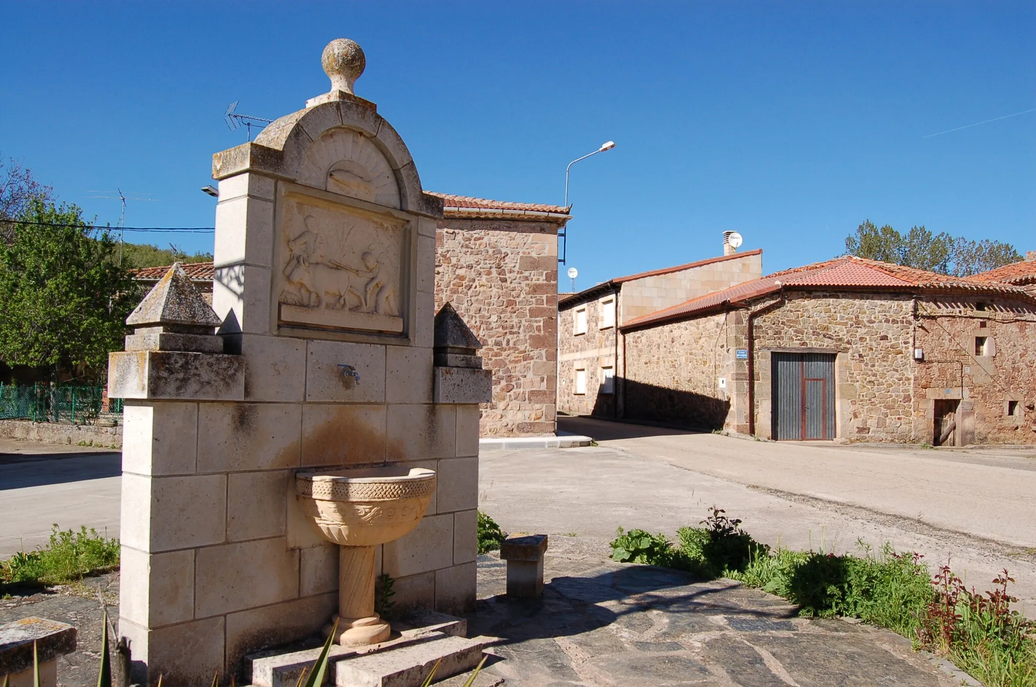 Photo showing: Fuente con escultura en Pinilla de los Moros