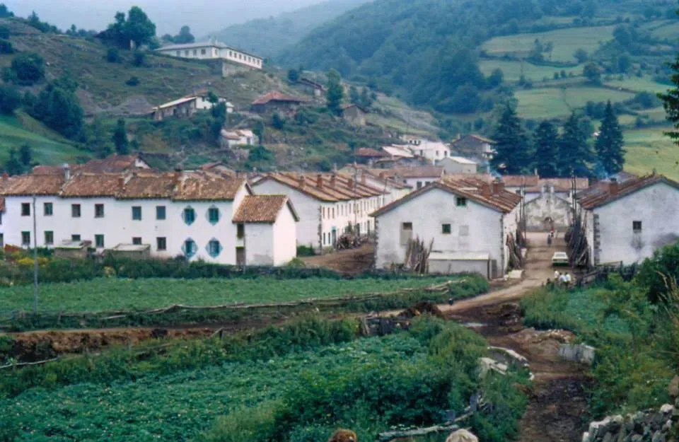 Photo showing: Vista del pueblo de Tarna, Asturias.