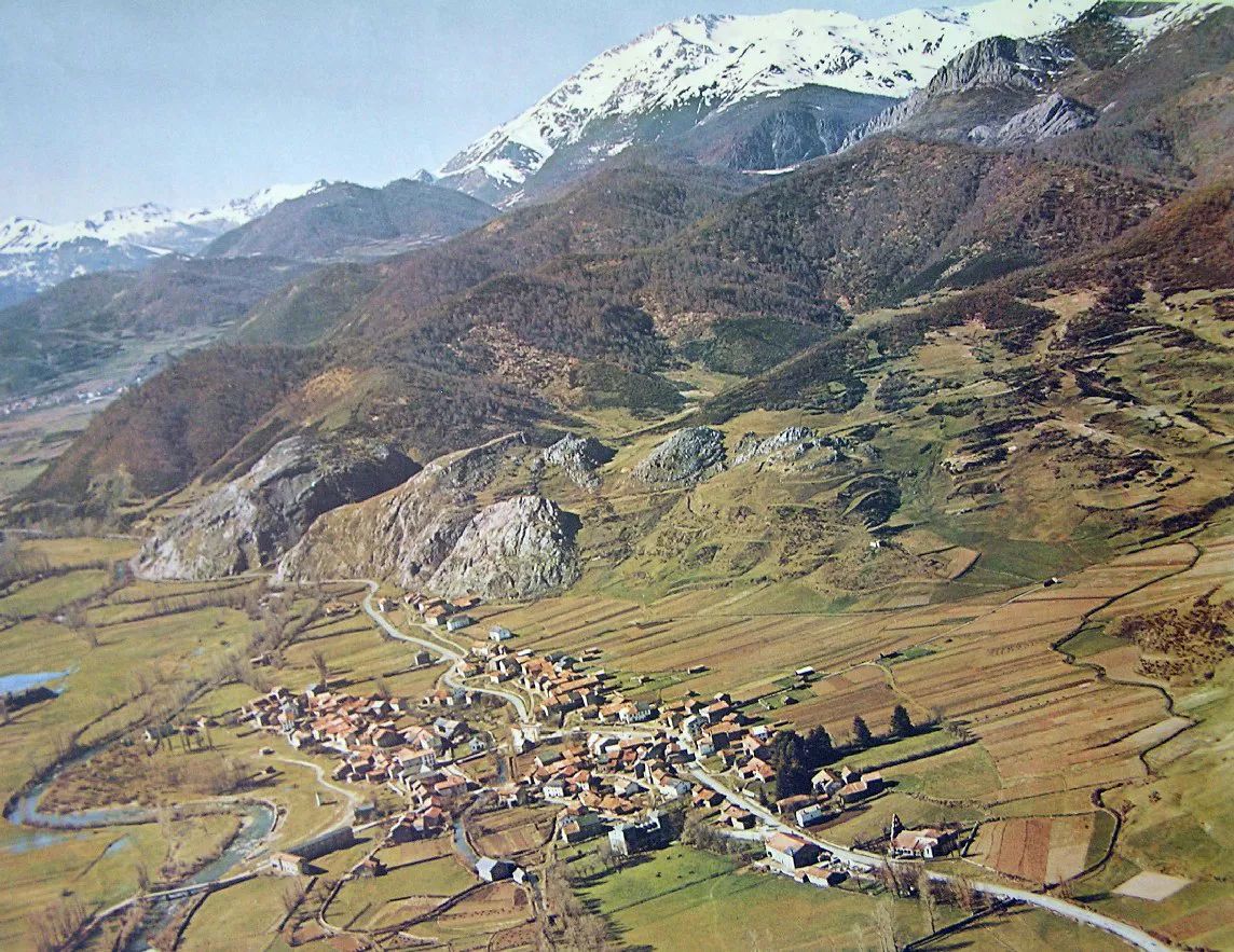 Photo showing: Panorámica de Burón en 1972. Núcleo de la montaña de Valdeburón. Hoy lamentablemente, un paisaje bajo las aguas de un embalse