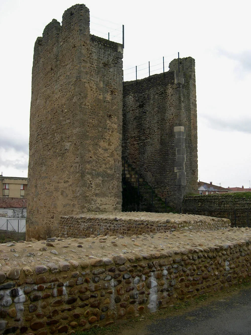 Photo showing: Mansilla de las Mulas. Tower of de medieval walls. (León). Spain